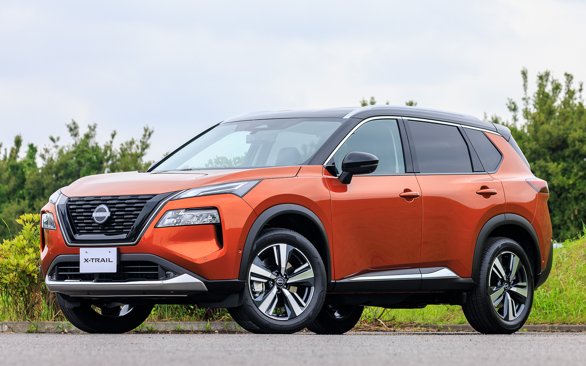 7月25日に発売される新型「エクストレイル」（4代目）は、初代モデルからのDNAである「タフギア」を継承しつつ 、新たに上質さを加え、進化した第2世代「e-POWER」、電動駆動4輪制御技術「e-4ORCE」を搭載したことでまったく新しいSUVに生まれ変わった。ボディサイズは4660×1840×1720mm（全長×全幅×全高）、ホイールベースは2705mm