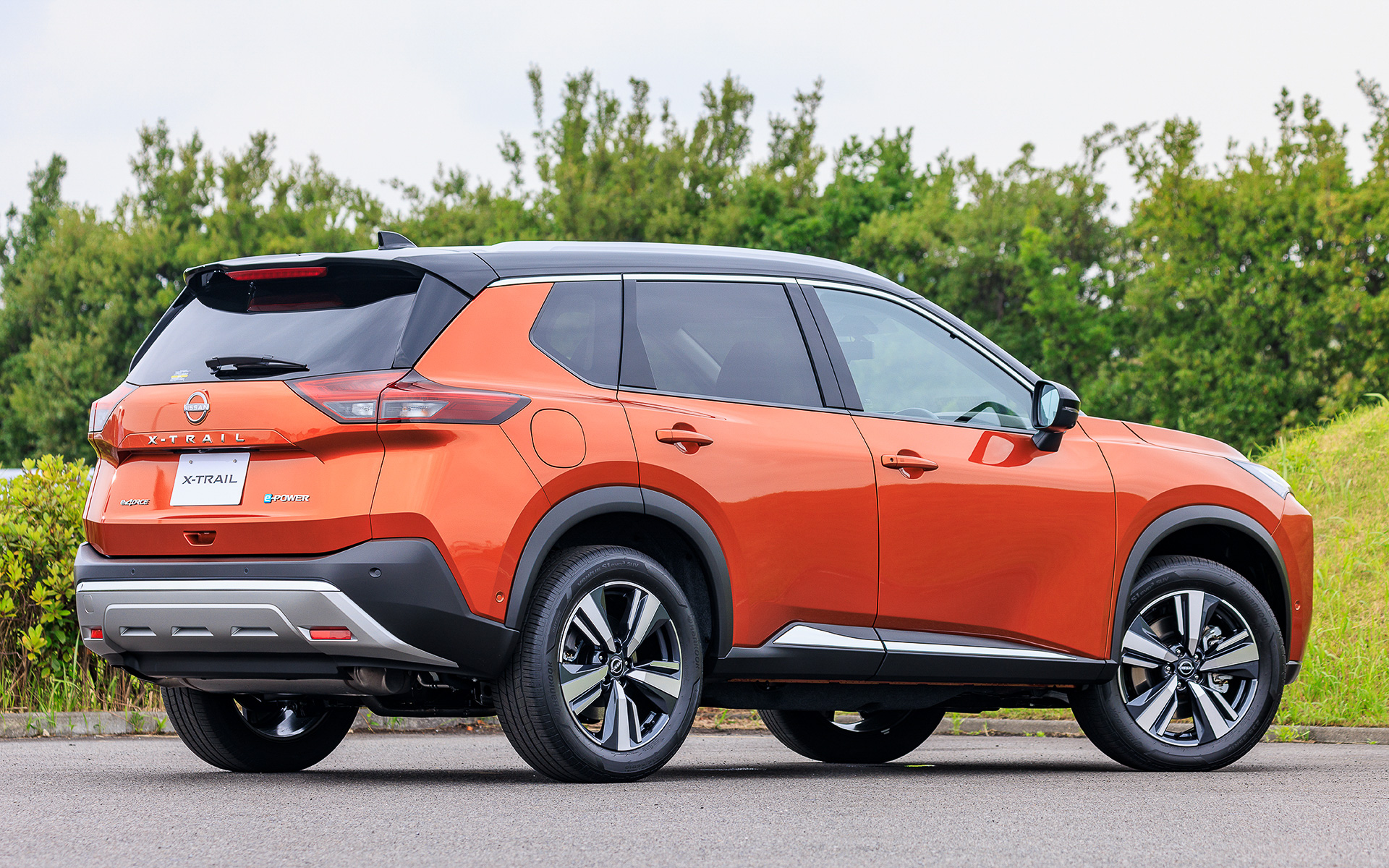 7月25日に発売される新型「エクストレイル」（4代目）は、初代モデルからのDNAである「タフギア」を継承しつつ 、新たに上質さを加え、進化した第2世代「e-POWER」、電動駆動4輪制御技術「e-4ORCE」を搭載したことでまったく新しいSUVに生まれ変わった。ボディサイズは4660×1840×1720mm（全長×全幅×全高）、ホイールベースは2705mm