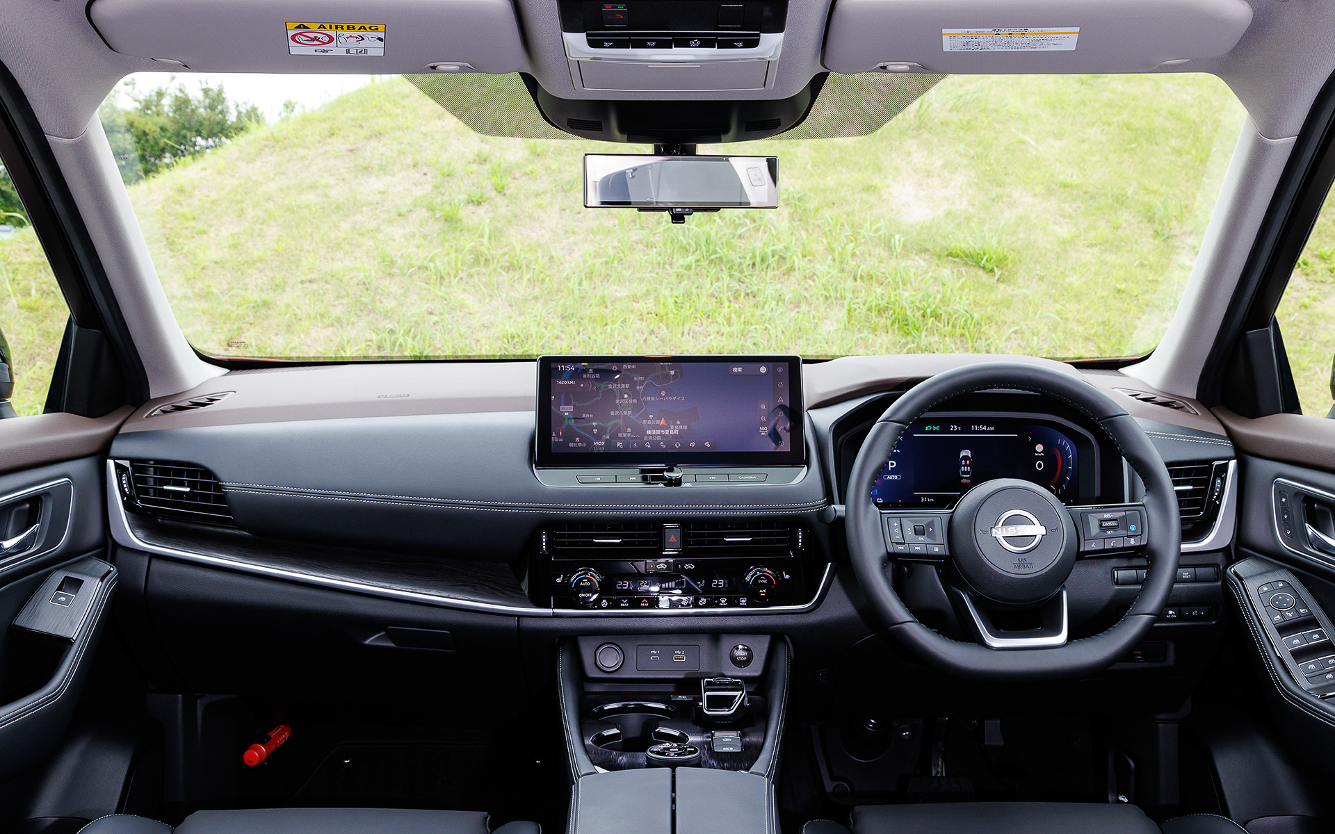 インテリアではコンソール部分を宙に浮かせたブリッジ構造を採用するのが新しく、メーターには2種類の表示モードを選択できる12.3インチのアドバンスドドライブアシストディスプレイを採用。また、センターディスプレイに採用される12.3インチのNissanConnectナビゲーションシステムは、自然な言葉で操作できるハイブリッド音声認識機能やAmazon Alexaを搭載