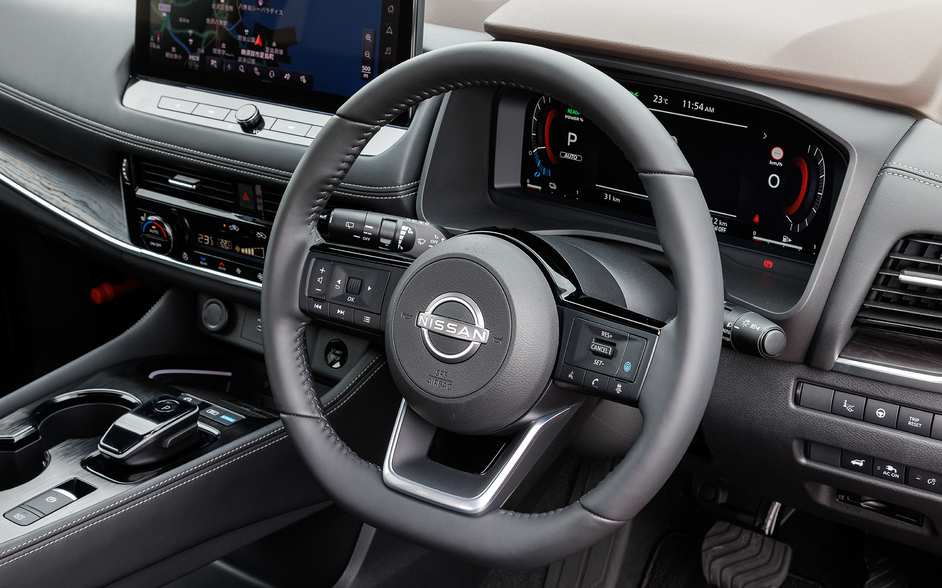 インテリアではコンソール部分を宙に浮かせたブリッジ構造を採用するのが新しく、メーターには2種類の表示モードを選択できる12.3インチのアドバンスドドライブアシストディスプレイを採用。また、センターディスプレイに採用される12.3インチのNissanConnectナビゲーションシステムは、自然な言葉で操作できるハイブリッド音声認識機能やAmazon Alexaを搭載