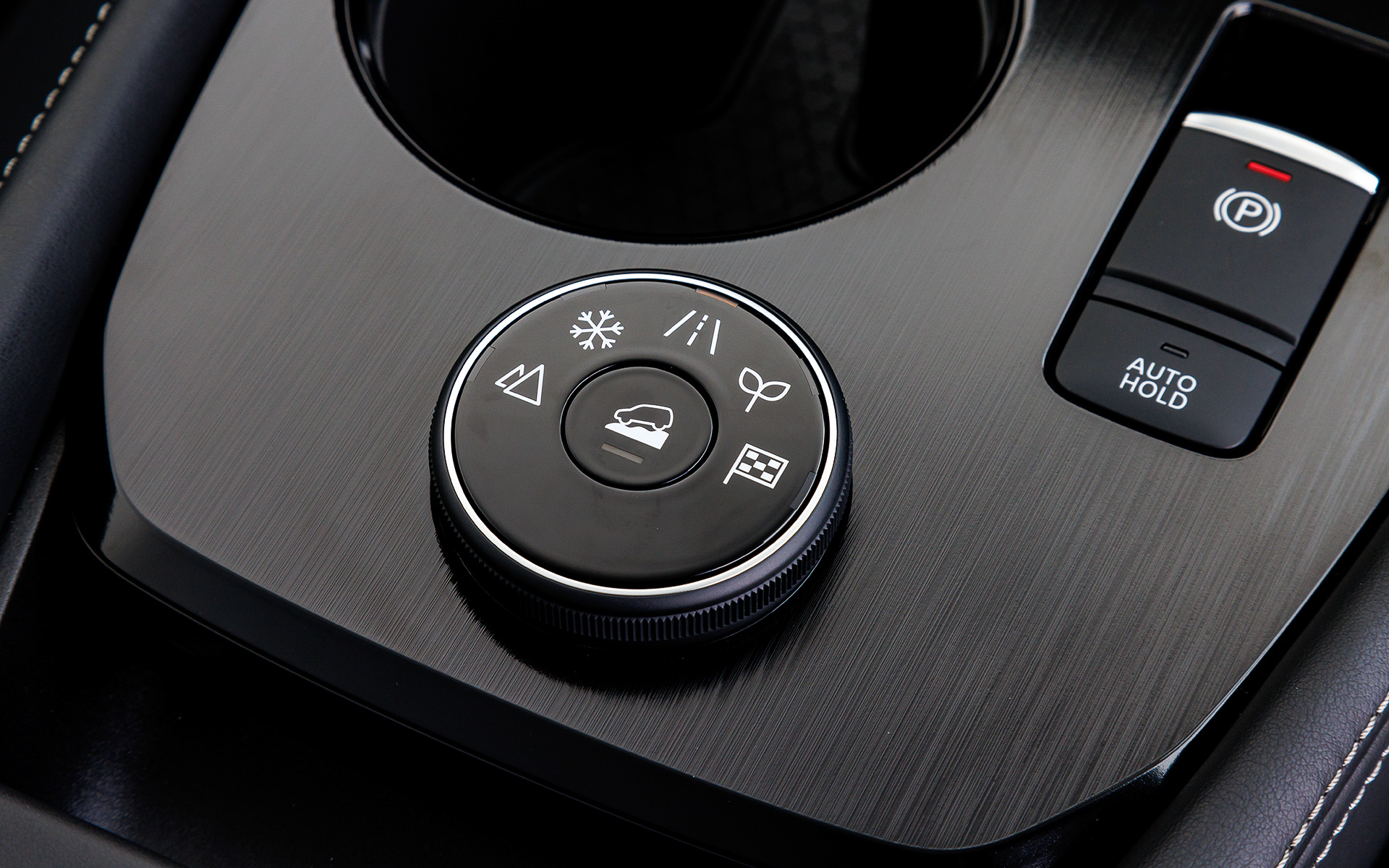 インテリアではコンソール部分を宙に浮かせたブリッジ構造を採用するのが新しく、メーターには2種類の表示モードを選択できる12.3インチのアドバンスドドライブアシストディスプレイを採用。また、センターディスプレイに採用される12.3インチのNissanConnectナビゲーションシステムは、自然な言葉で操作できるハイブリッド音声認識機能やAmazon Alexaを搭載