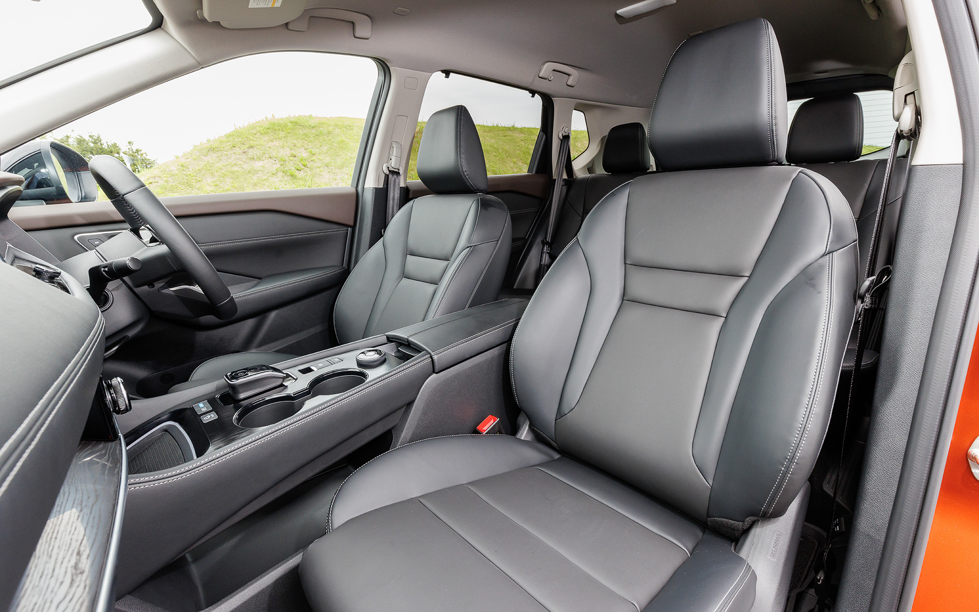 インテリアではコンソール部分を宙に浮かせたブリッジ構造を採用するのが新しく、メーターには2種類の表示モードを選択できる12.3インチのアドバンスドドライブアシストディスプレイを採用。また、センターディスプレイに採用される12.3インチのNissanConnectナビゲーションシステムは、自然な言葉で操作できるハイブリッド音声認識機能やAmazon Alexaを搭載