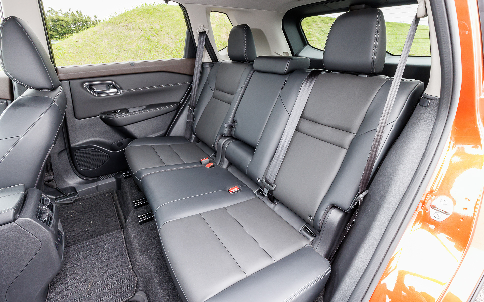 インテリアではコンソール部分を宙に浮かせたブリッジ構造を採用するのが新しく、メーターには2種類の表示モードを選択できる12.3インチのアドバンスドドライブアシストディスプレイを採用。また、センターディスプレイに採用される12.3インチのNissanConnectナビゲーションシステムは、自然な言葉で操作できるハイブリッド音声認識機能やAmazon Alexaを搭載