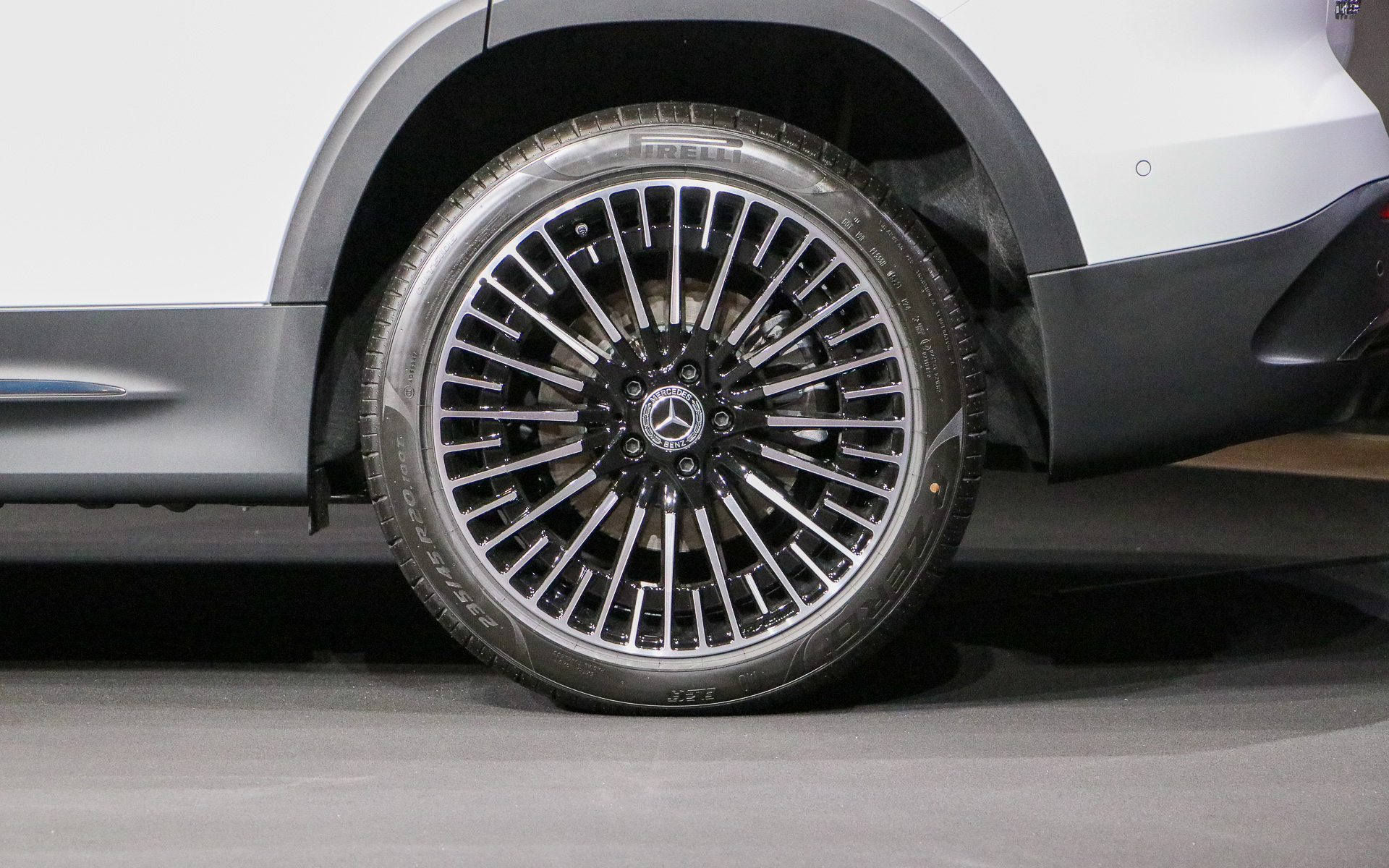 オプションのAMG ライン パッケージを選択すると20インチAMGマルチスポークアルミホイールが装着される。タイヤサイズは前後235/45R20