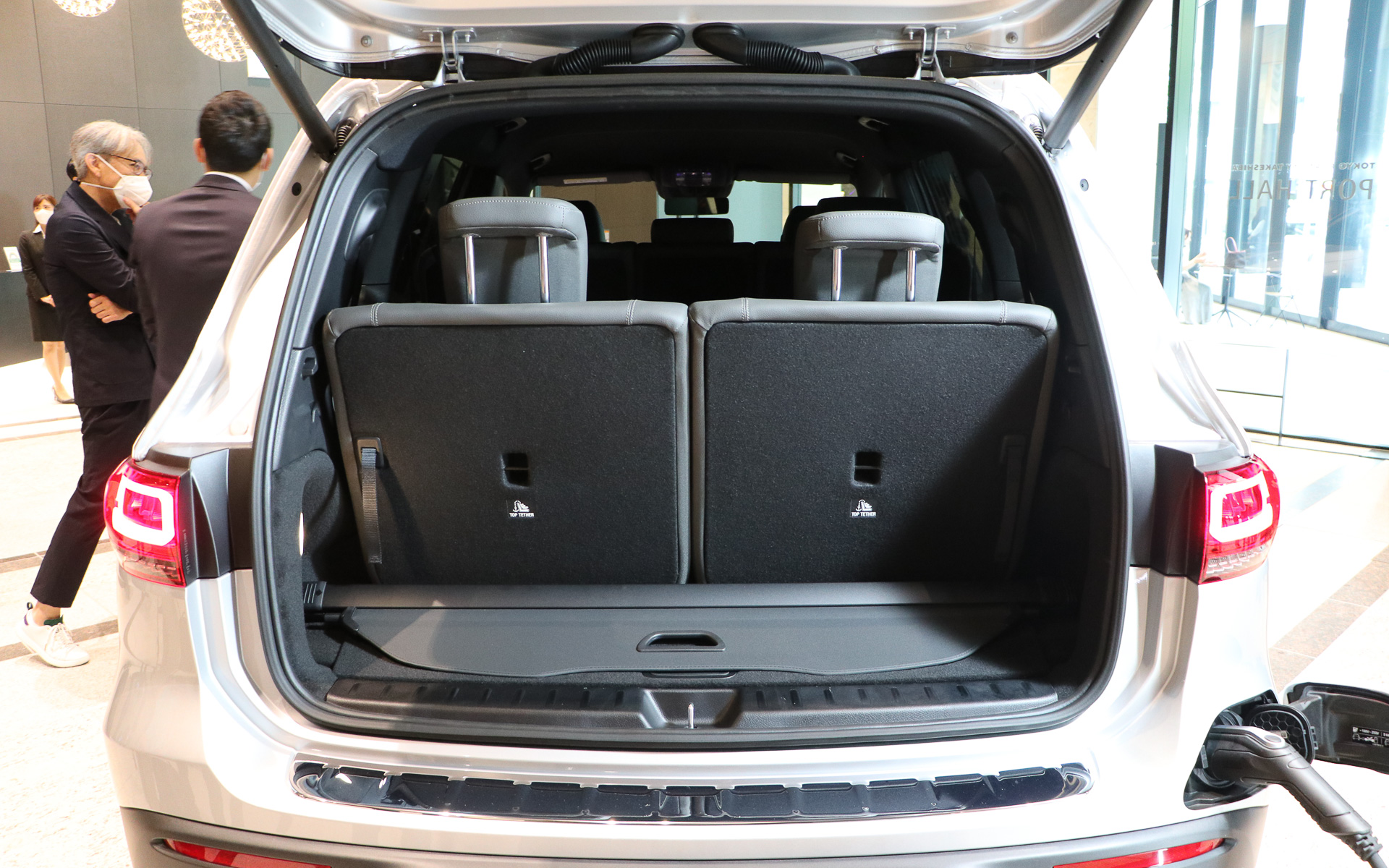 3列目を起こした状態。置いてあるのは外したトノカバー