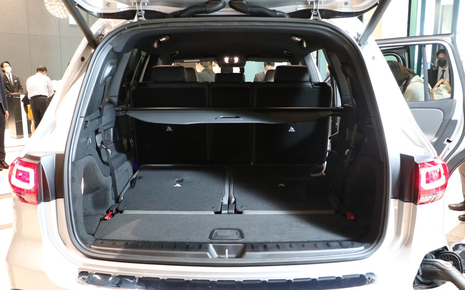 3列目を倒してトノカバーを装着した状態