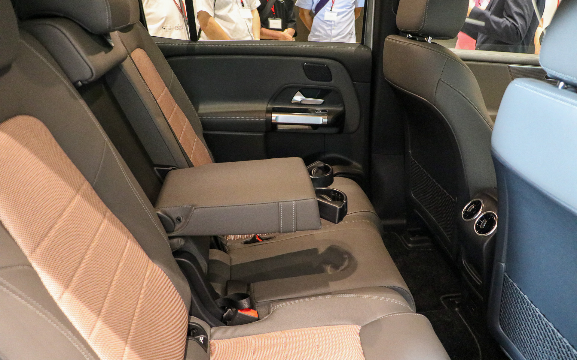 2列目シートはセンター部に肘置きとドリンクホルダーを完備