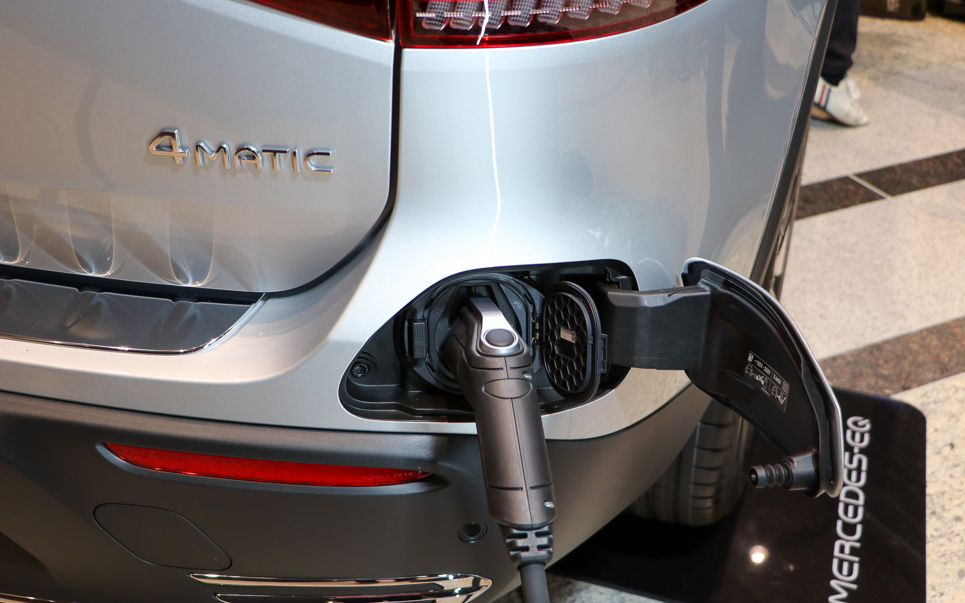 普通充電ポートは車両の右後方に配置している