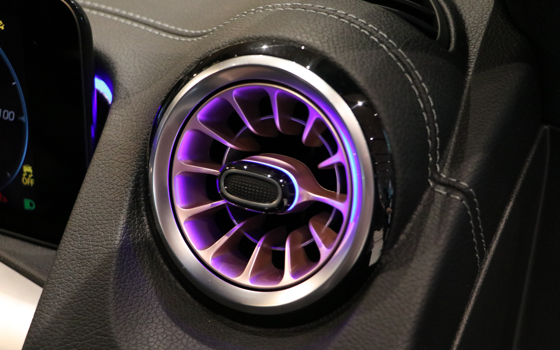 ジェットエンジンのタービンを想わせるスポーティな造形のエアアウトレットに、EQブランド独自のローズゴールドカラーがあしらわれる