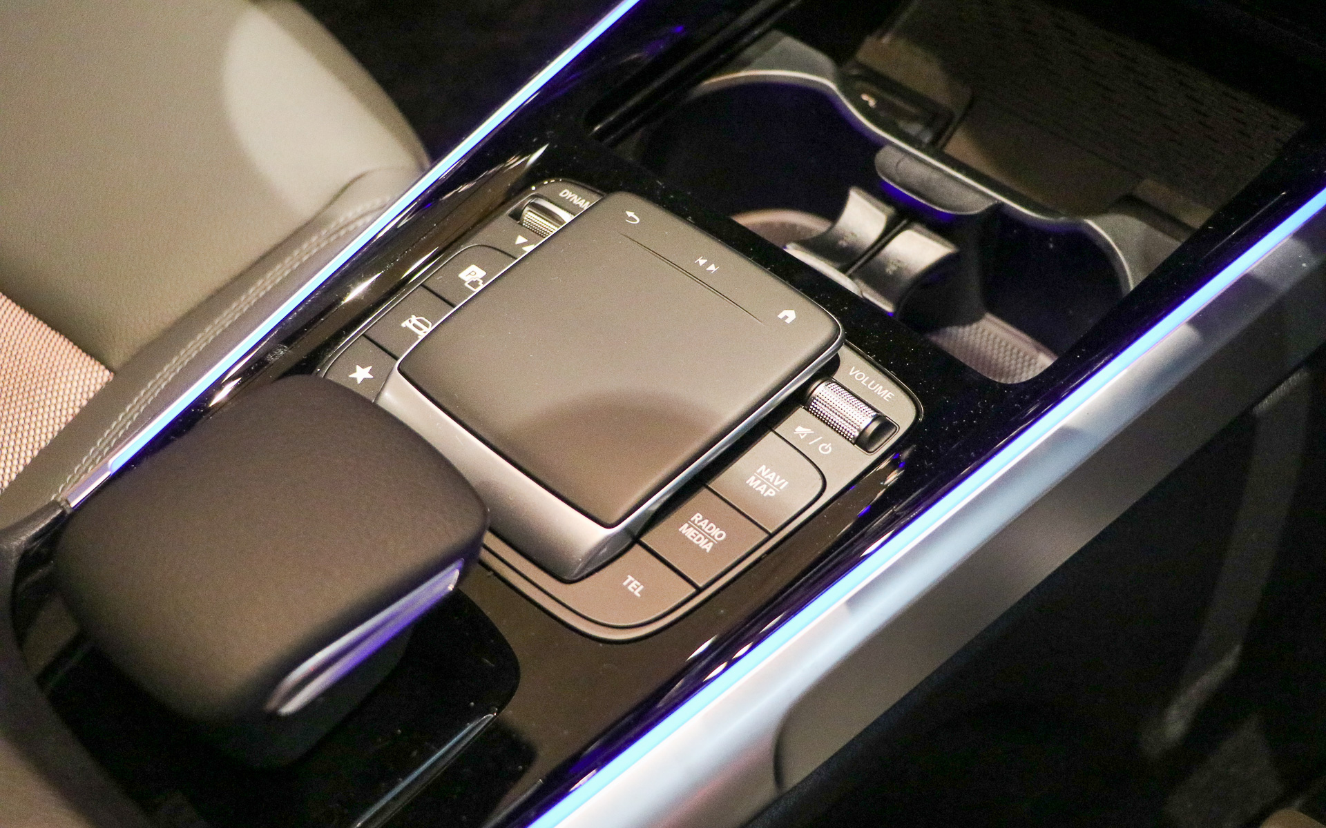 ディスプレイまで手を伸ばさずに操作できるタッチパネルも完備