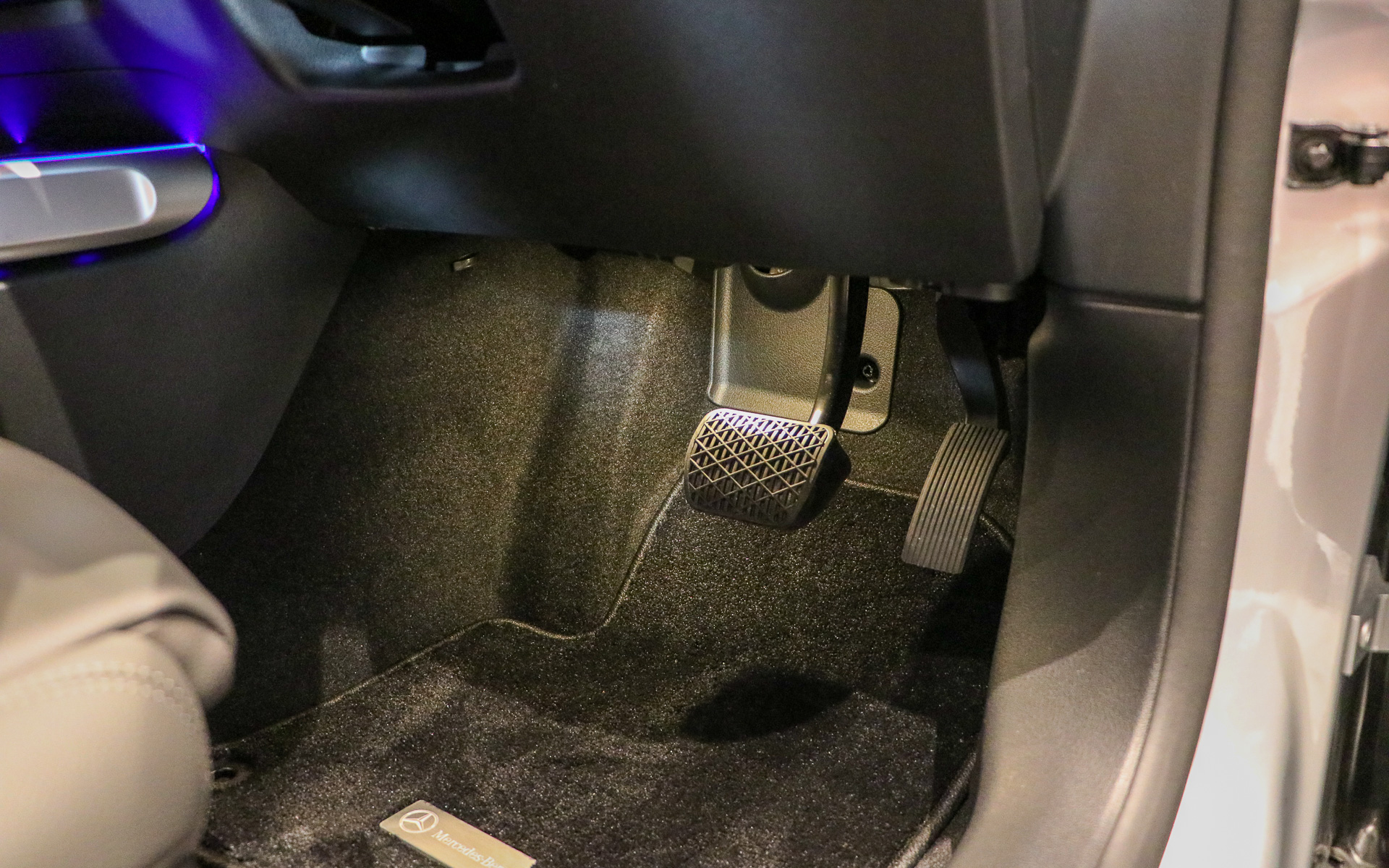 ペダルは吊り下げ式