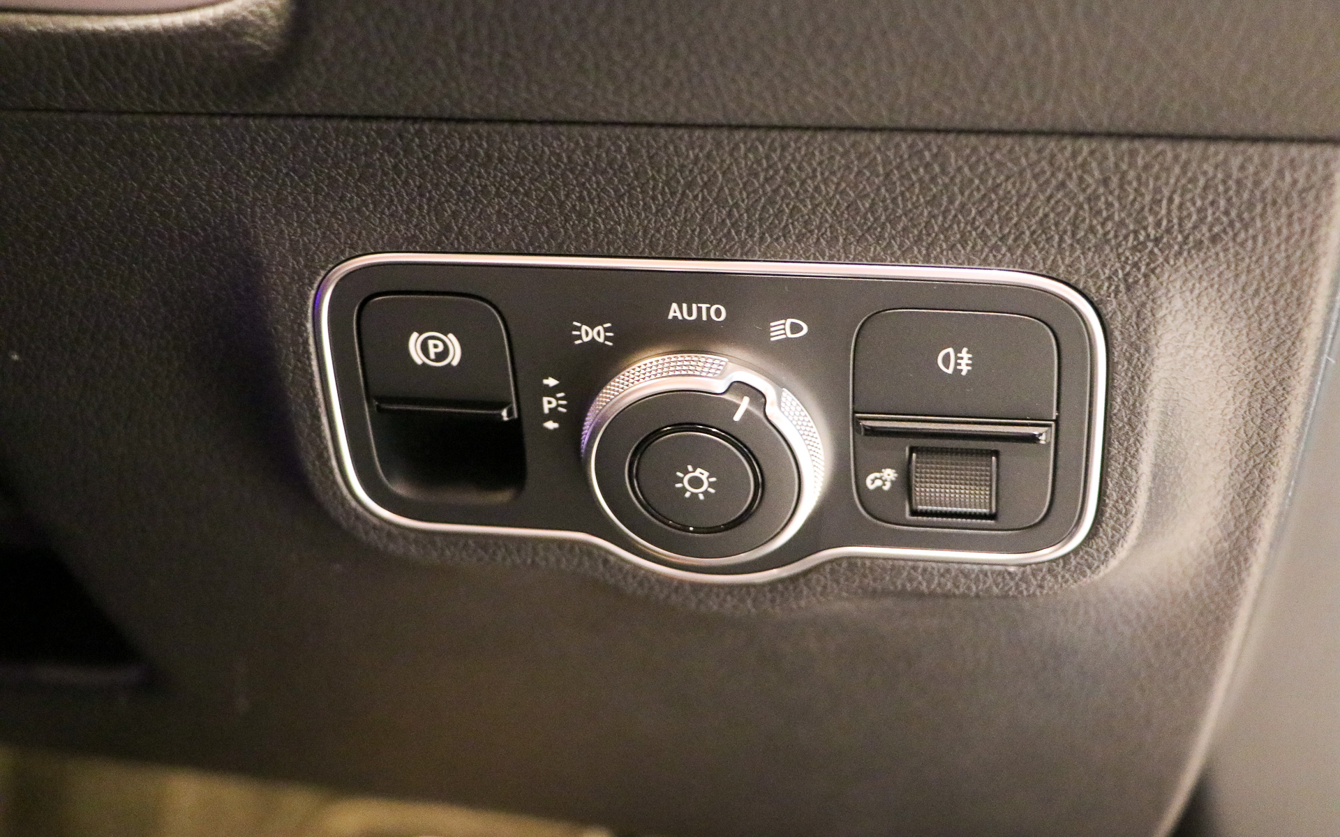 ステアリングの右下にライトスイッチと電動パーキングボタン