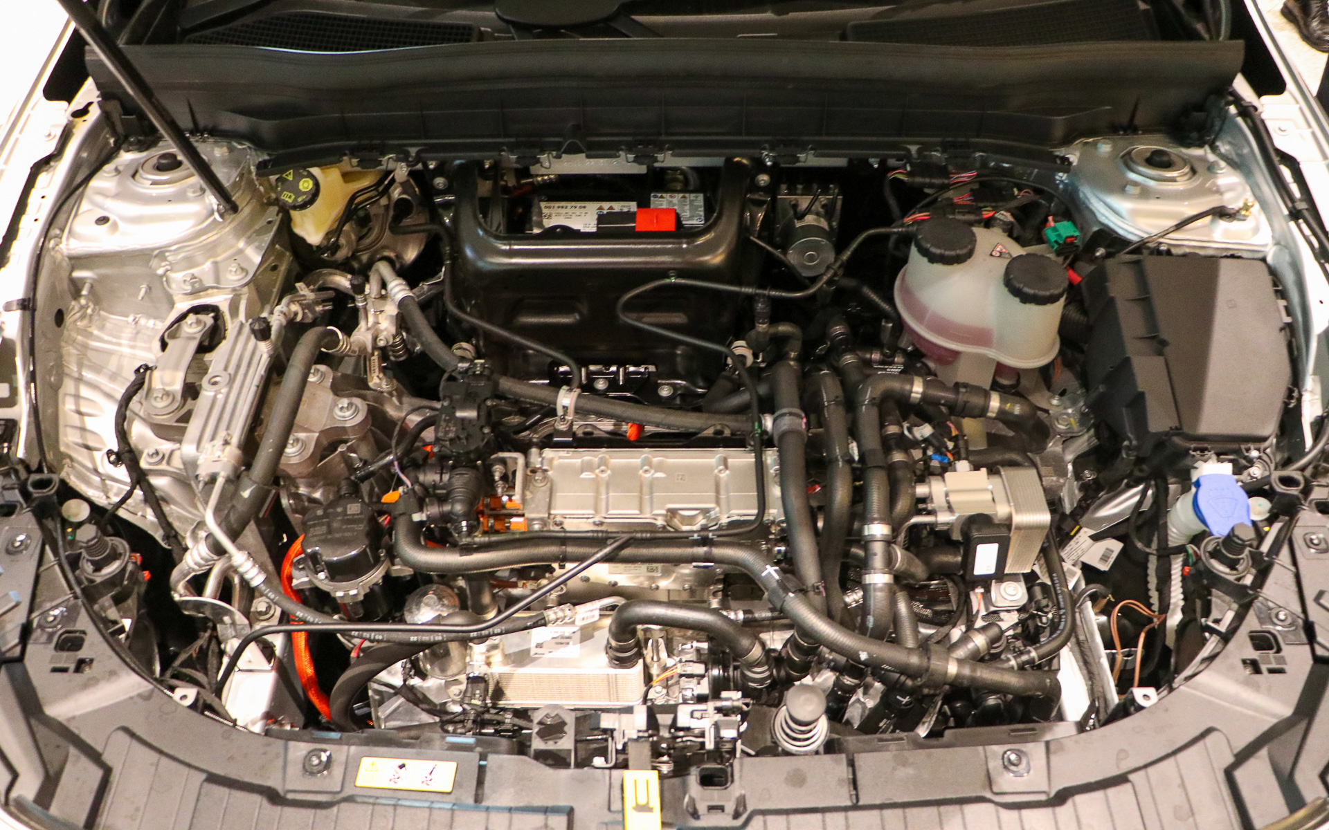 「EQB 350 4MATIC」のボンネットルーム。フロントに非同期モーターを1基（最高出力195PS/5800-7600rpm、最大トルク370Nm/0-3600rpm）、リアに永久磁石同期モーターを1基（最高出力97PS/4500-14100rpm、最大トルク150Nm/0-4500rpm）を搭載した四輪駆動モデルで、システム合計で最高出力292PS、最大トルク520Nmを発生