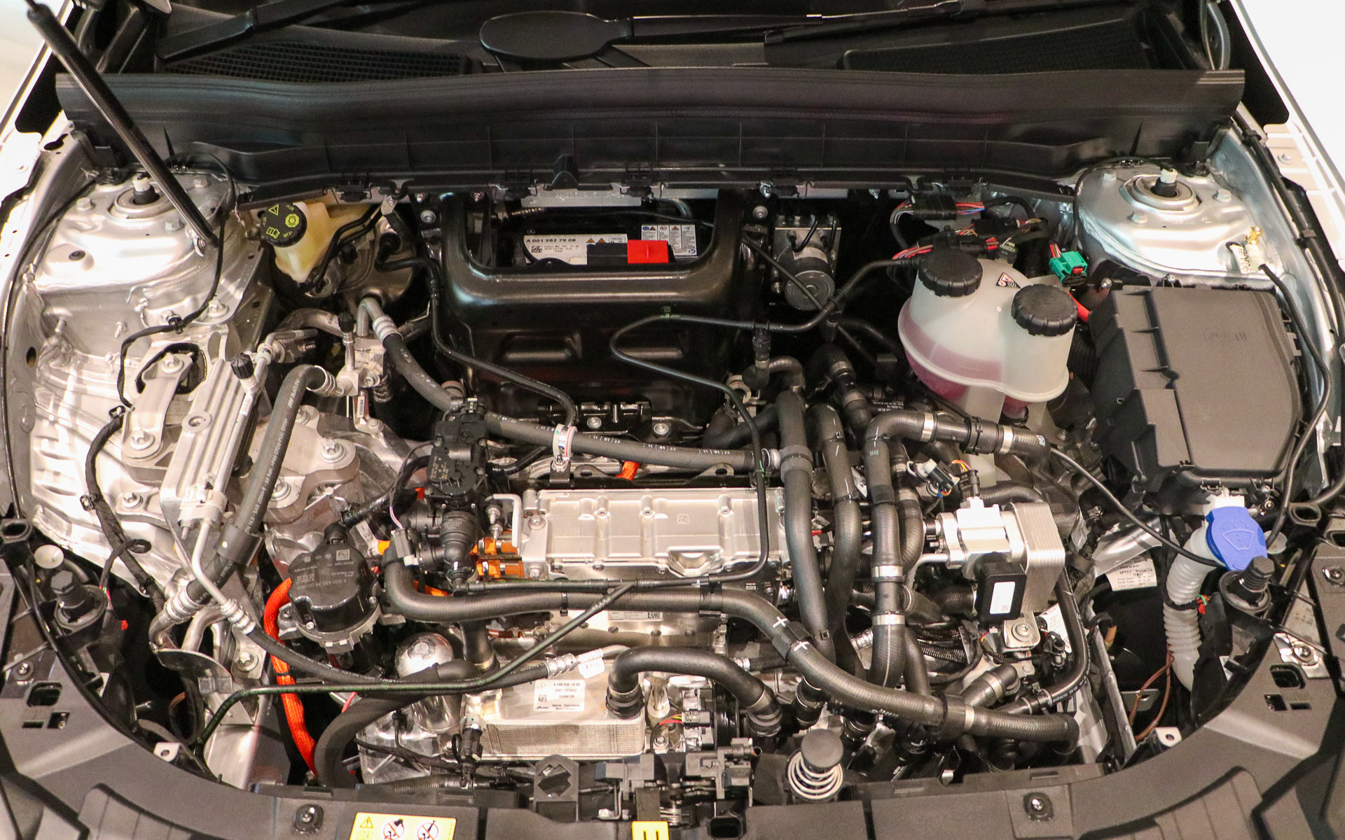 「EQB 250」のAMG ライン パッケージ装着車のボンネットルーム。フロントに新設計の永久磁石同期モーターを搭載した前輪駆動モデルで、最高出力190PS/3550-11130rpm、最大トルク385Nm/0-3550rpmを発生。また、AMG ライン パッケージを装着しているので、アジャスタブルダンピングシステムを搭載したスポーツサスペンションが備わり、ショックアブソーバーの上に減衰力を自動的に調整してくれるワイヤーが接続されているのが分かる