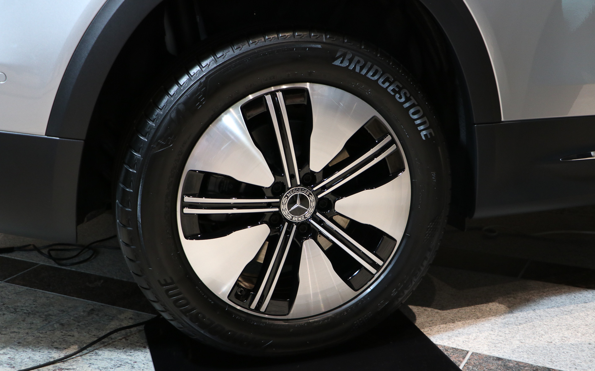 通常モデルの18インチアルミホイール。タイヤサイズは前後235/55R18