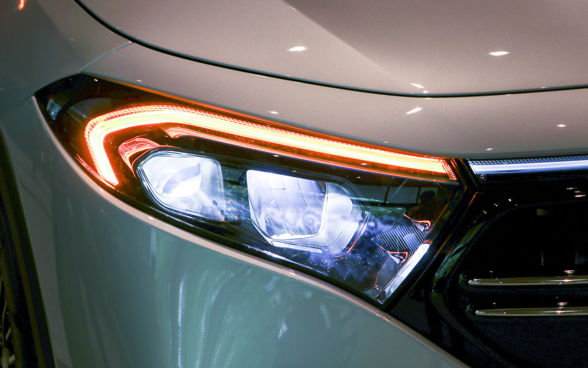 ヘッドライトはフルLEDタイプ。ウィンカー作動時