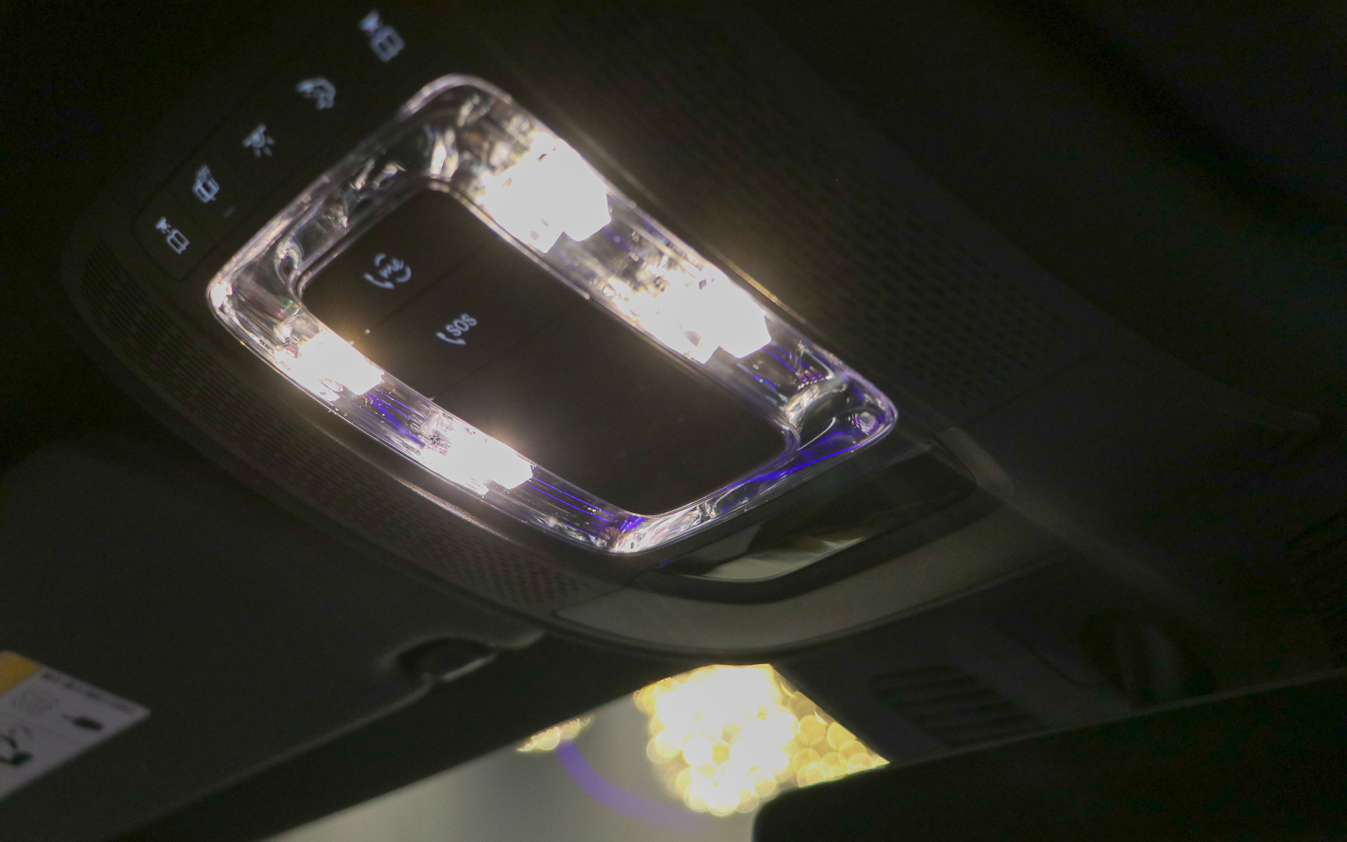 ルームランプの場所にSOSボタンを配置