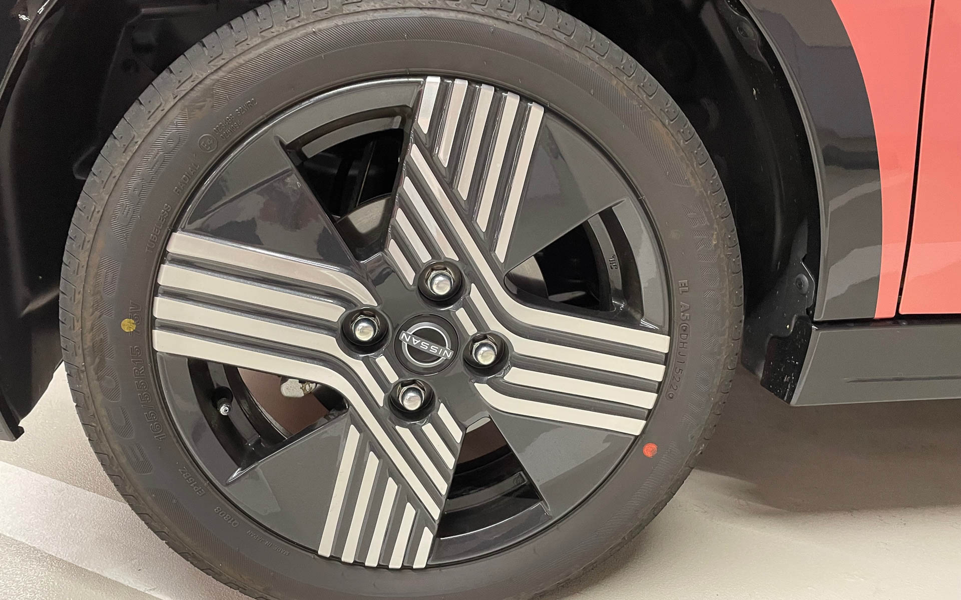 特にホイールのデザインは量産車とは思えない大胆なデザインです