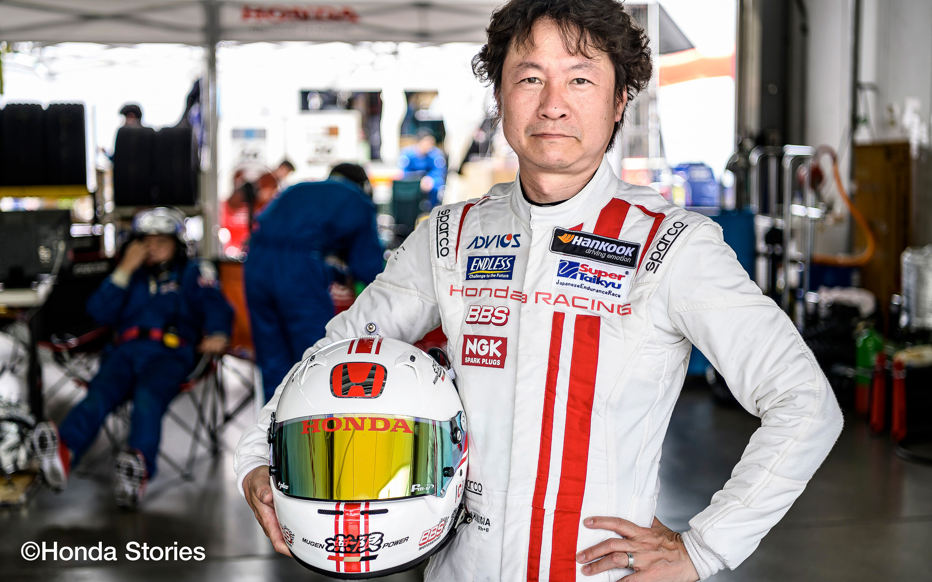 ドライバーを務めるシビック TYPE R開発主任 柿沼秀樹氏がインタビューに答えている