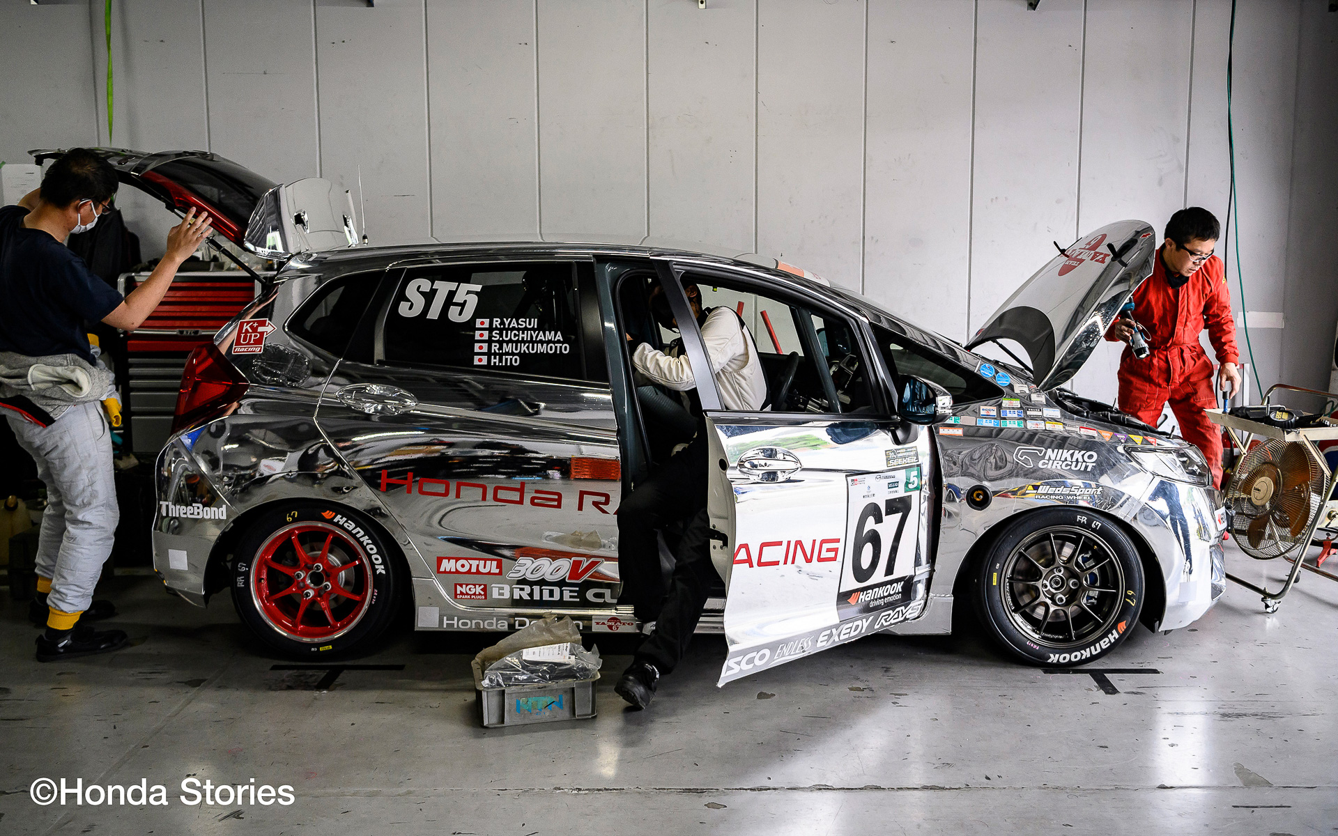 もう1つのホンダ従業員チーム「TEAM YAMATO」は旧型「フィット（FIT）」改造したレーシングカーで参戦している