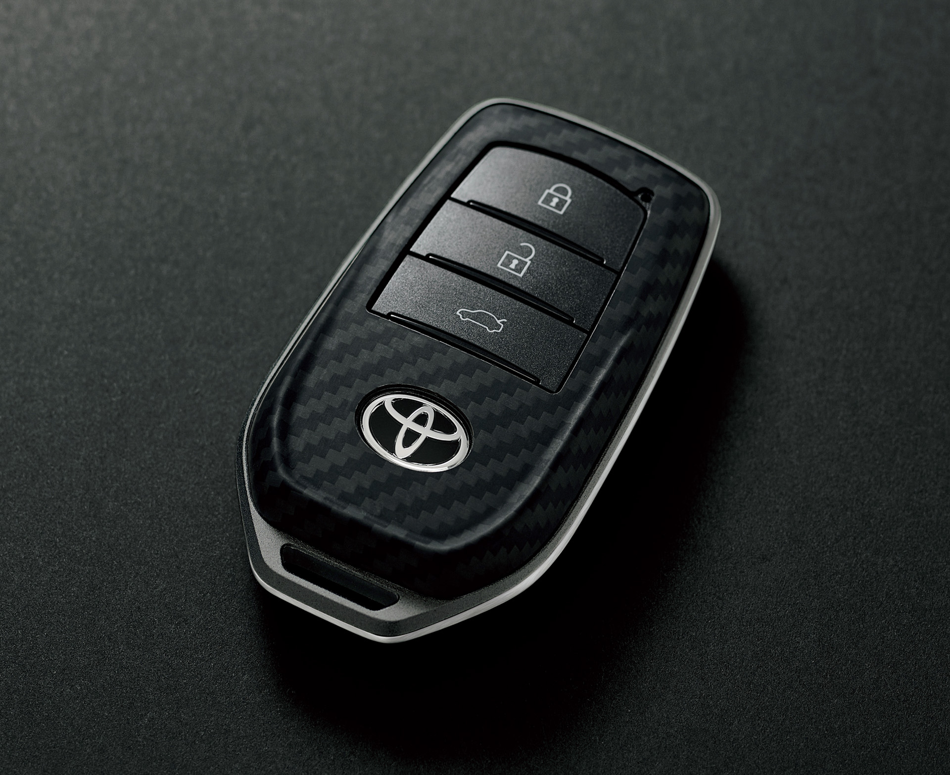 キーカバー：織り目が美しく表現できる「綾織」を採用し、表面には触り心地の良いマットコーティングを施した。アルミバンパーはアルミニウムの塊から精密に削り出し、表面処理は切削加工で仕上げた、光沢のあるアルミ色とグラファイト色の2トーンで仕上げた