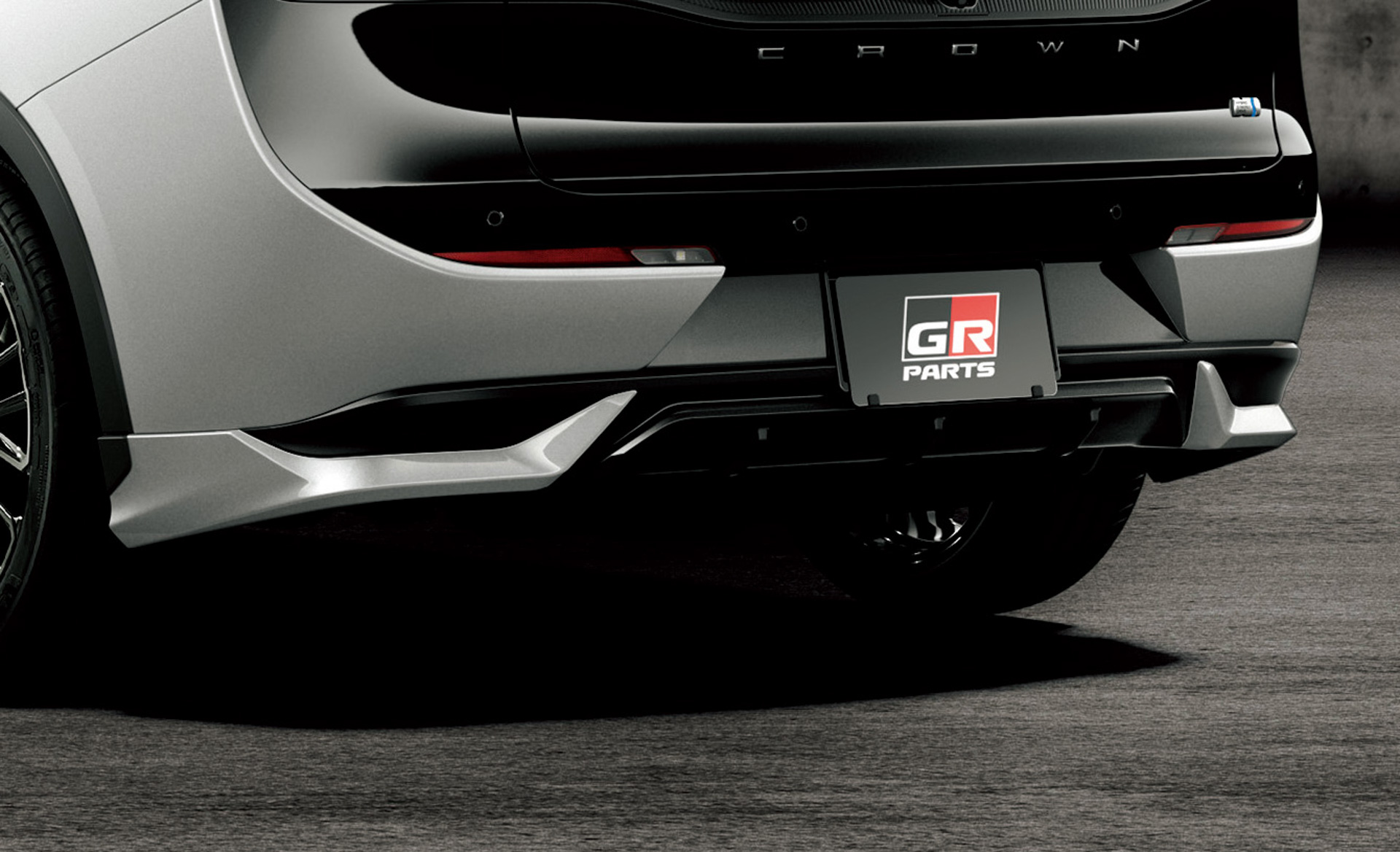 GRリヤバンパースポイラー：センター下部にレイアウトした3本のディフューザー効果により、フロア下面の空気を効率的に排出。フロントスポイラーと韻を踏んだボディ同色の造形と相まって上質なスポーツスタイルを演出