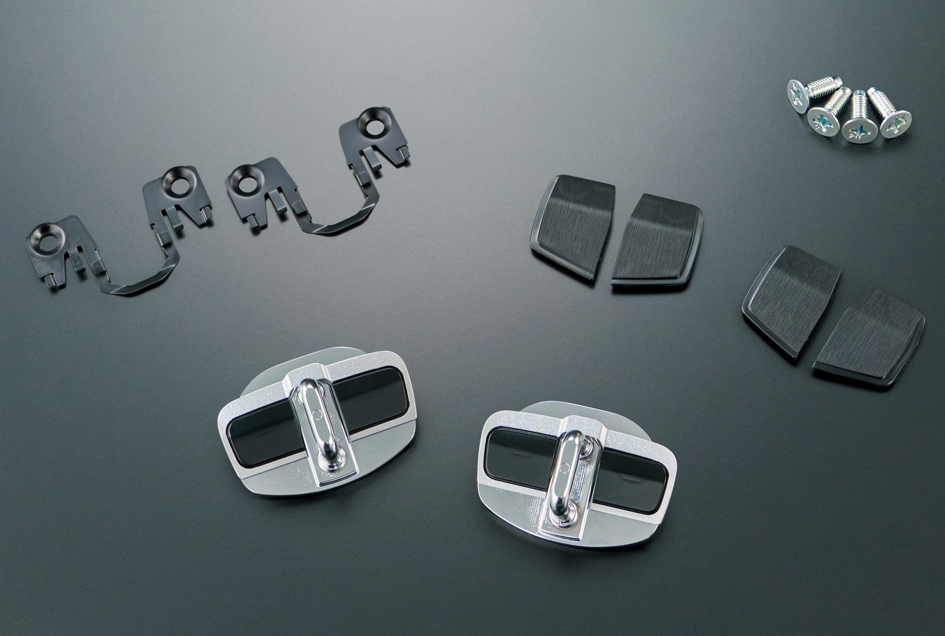 GRドアスタビライザー：ドアのストライカー部分の隙にスペーサーを入れ、隙間を埋めることで、ステアリング操作時の車両の応答遅れを低減し、クイックなレスポンスに仕上げる