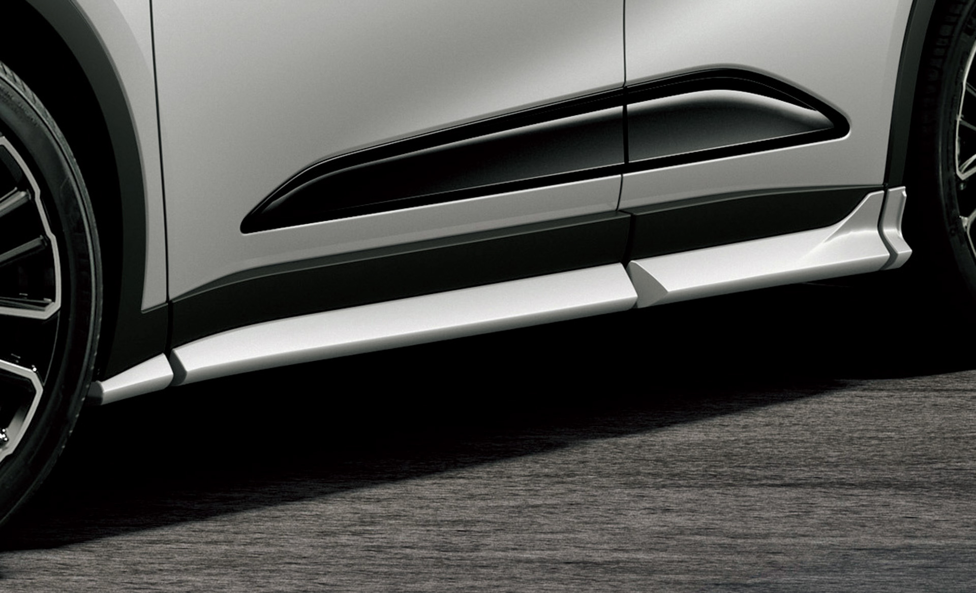 GRサイドスカート：フロントスポイラーから連続したフィン形状とする事で車両のロールを抑制。ボディ同色で構成したシャープな造形が伸びやかな車両フォルムを強調し、ダイナミックかつ先進的なスポーツスタイルを演出