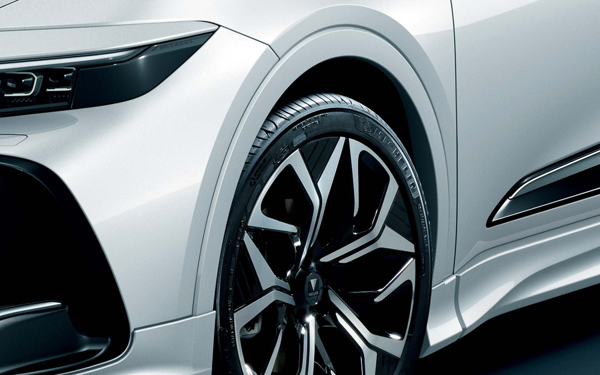 カラードフェンダーは未塗装が9万7900円で、塗装済みが11万円