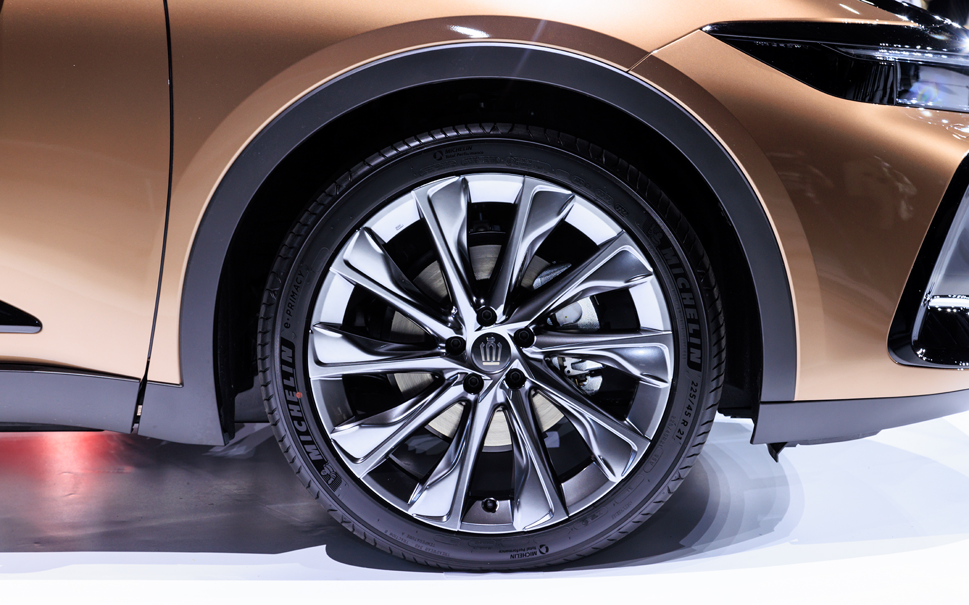 撮影車両はミシュラン「eプライマシー」の225/45R21を装着