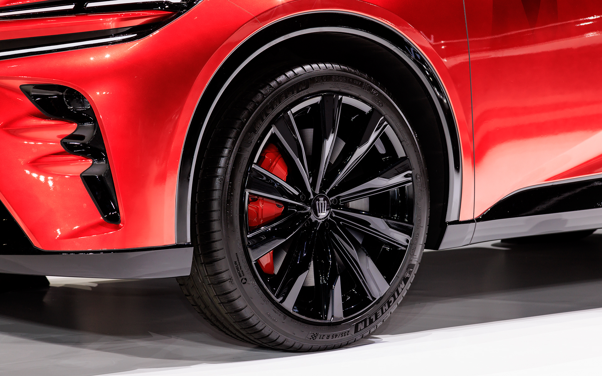 撮影車両はミシュラン「パイロットスポーツ4 SUV」の235/45R21を装着