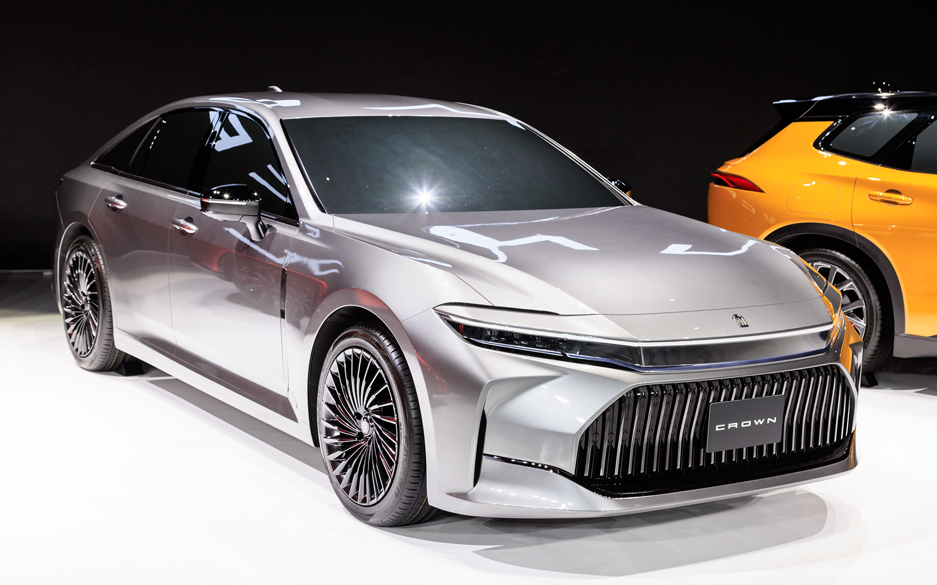 撮影車両はファルケン「アゼニス FK510 SUV」の245/45R20を装着