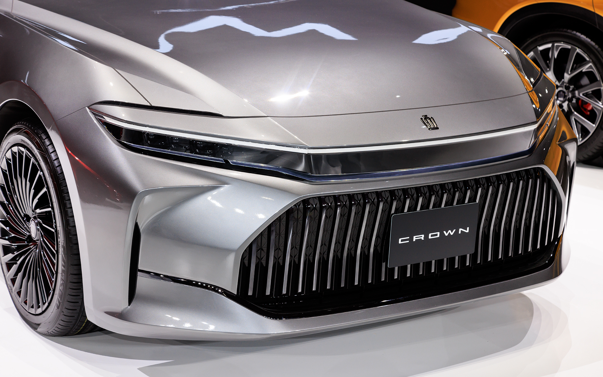 撮影車両はファルケン「アゼニス FK510 SUV」の245/45R20を装着