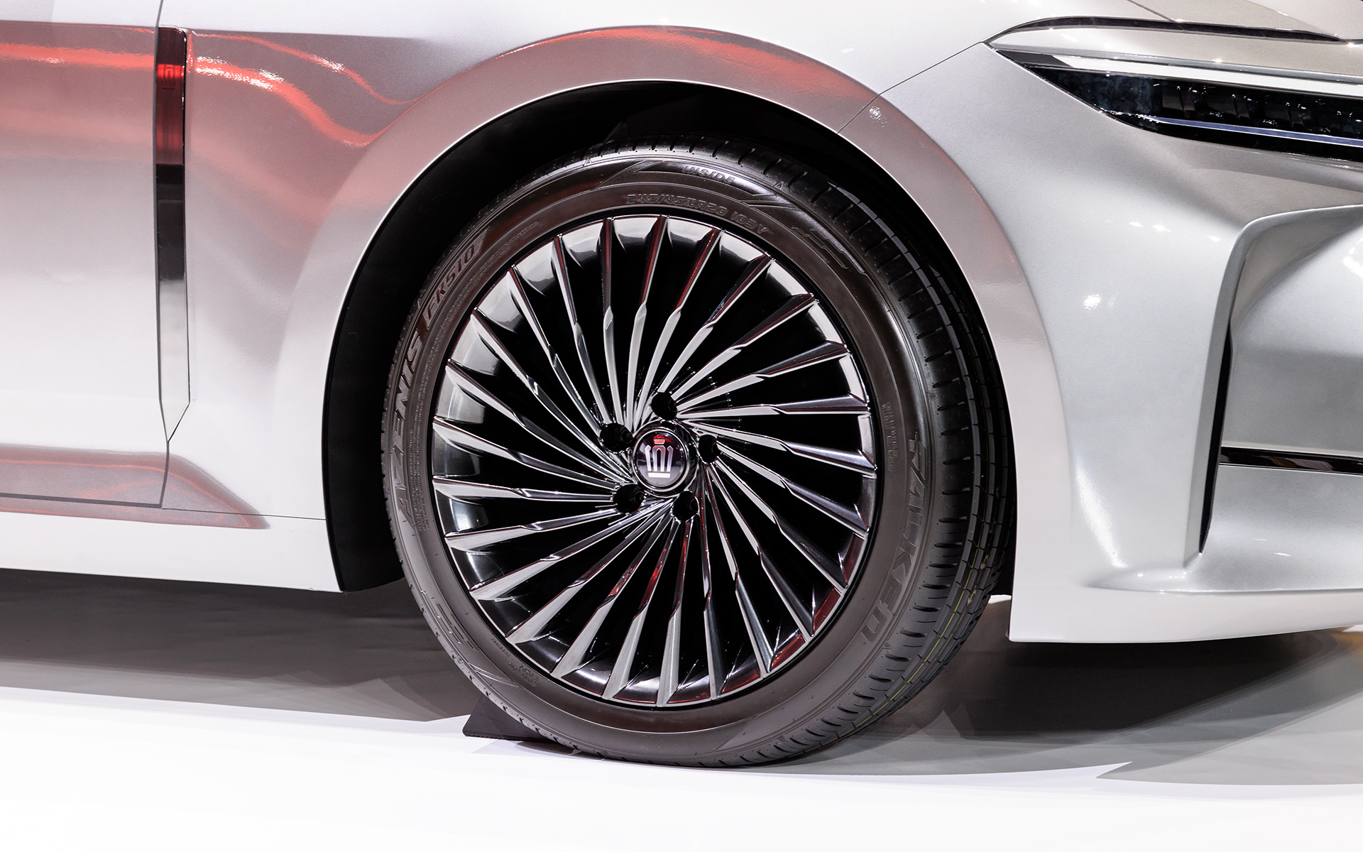 撮影車両はファルケン「アゼニス FK510 SUV」の245/45R20を装着