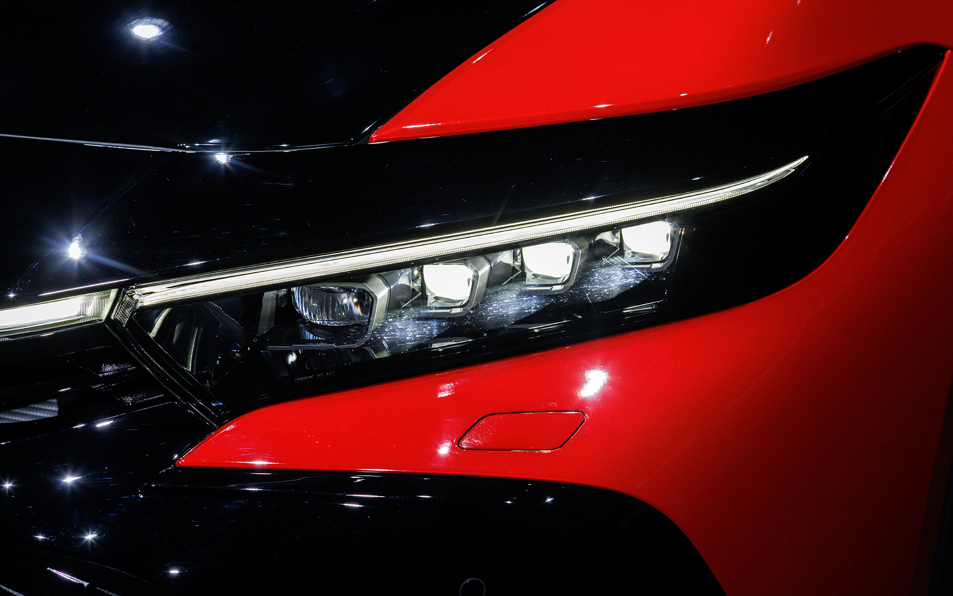 RS系は4眼LEDヘッドライトを標準装備