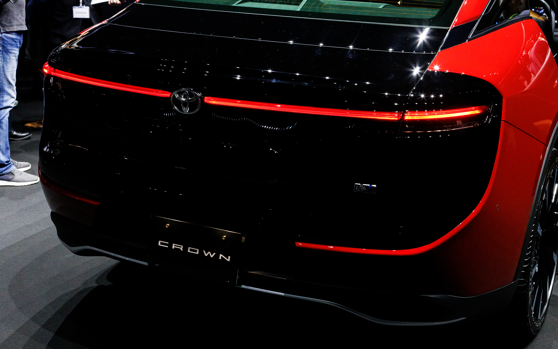 リアコンビネーションランプもワイドに点灯する