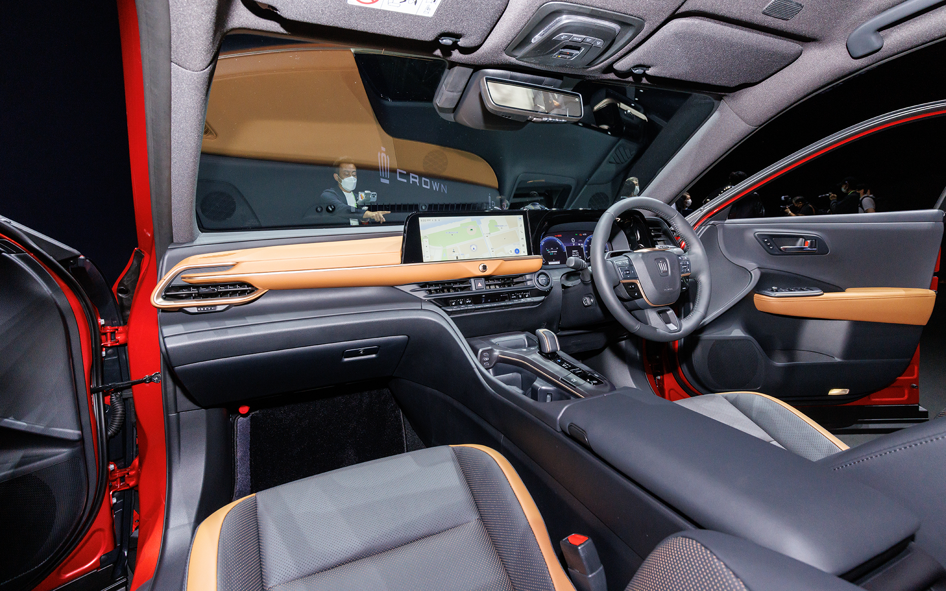 横基調でワイド感を強調したインパネ。RS系の内装色はブラックとイエローブラウンのコンビネーションになる