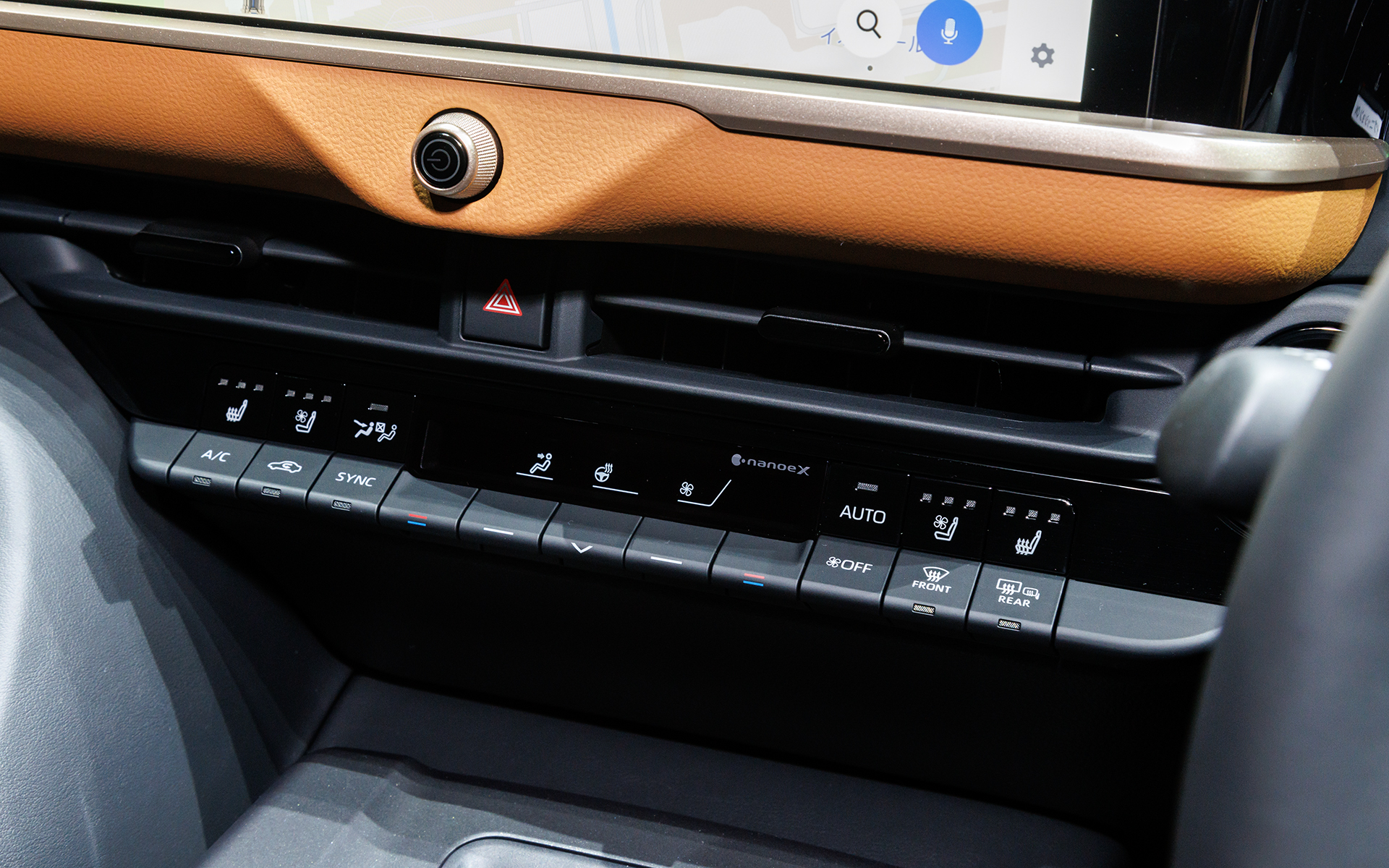 エアコンは「ナノイーX」対応。RS系はシートヒーター＆ベンチレーションが標準、ステアリングヒーターも備わる