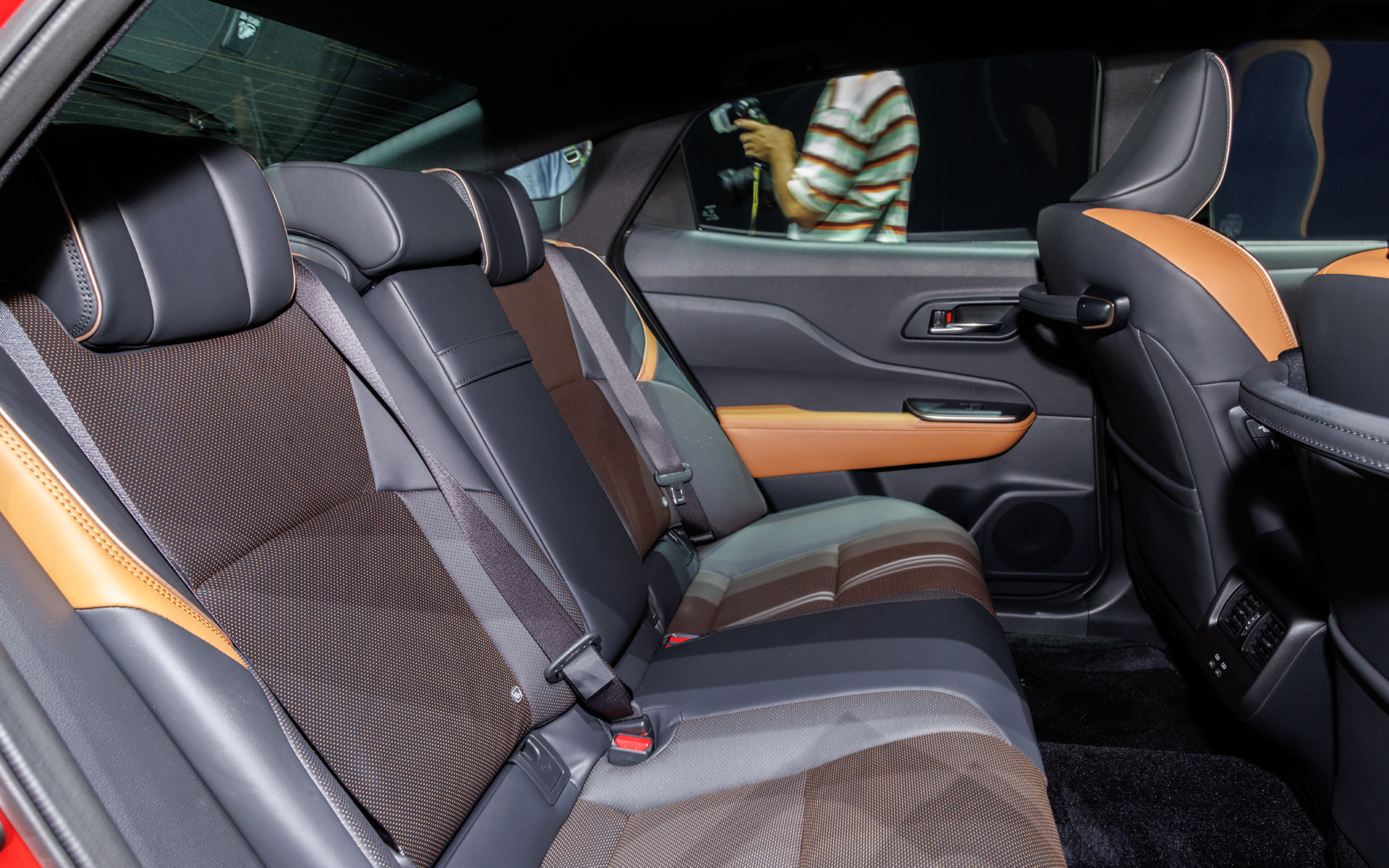 リアシート中央に収納式アームレストを装備。トランクスルー機能も備わる