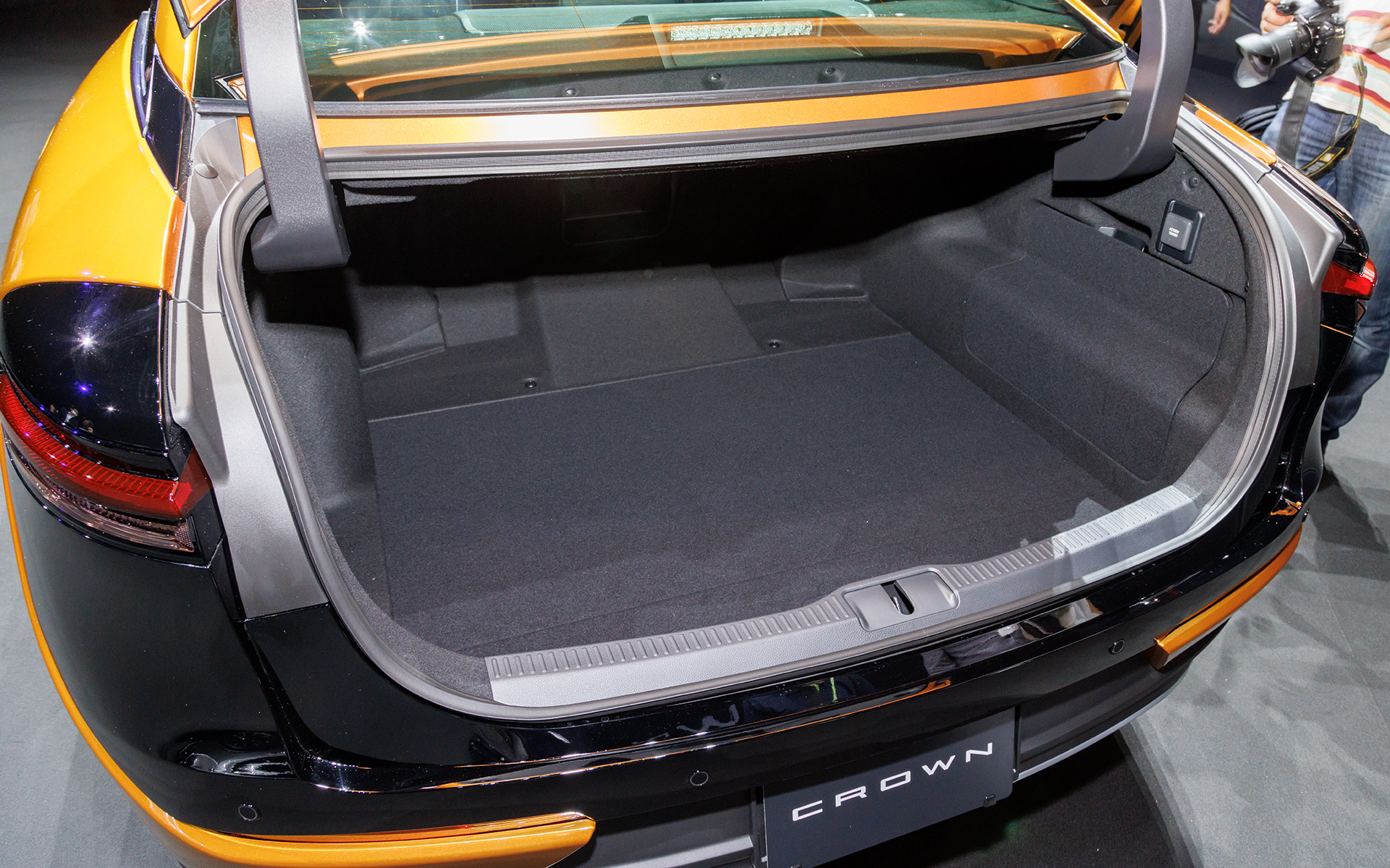 トランク容量は約450L。9.5インチのゴルフバッグを3個積載可能