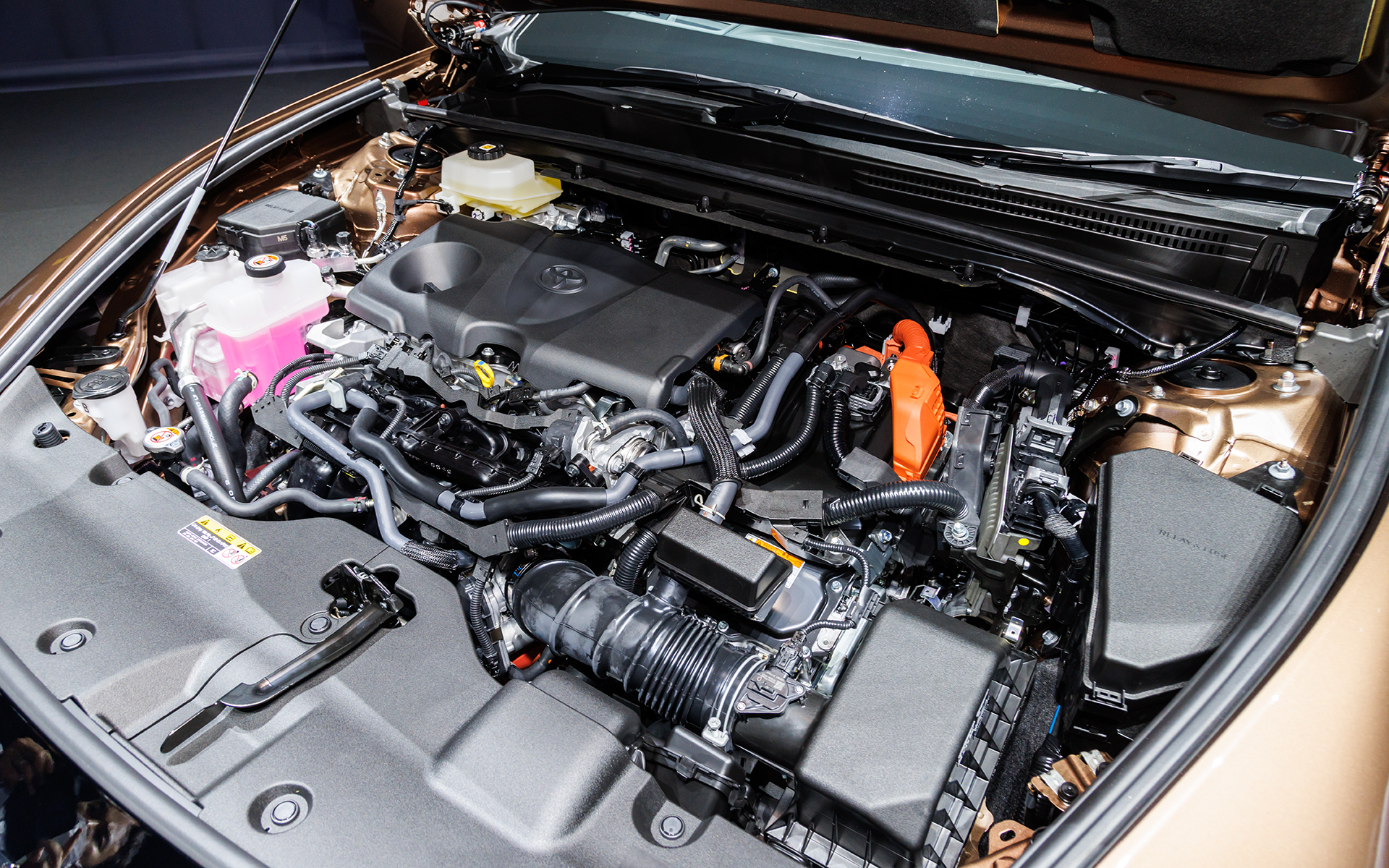 2.5リッター直列4気筒エンジンを核としたハイブリッドシステムを搭載。システム最高出力は172kW（234PS）と抑え気味ながらWLTCモード燃費は22.4km/Lをマーク