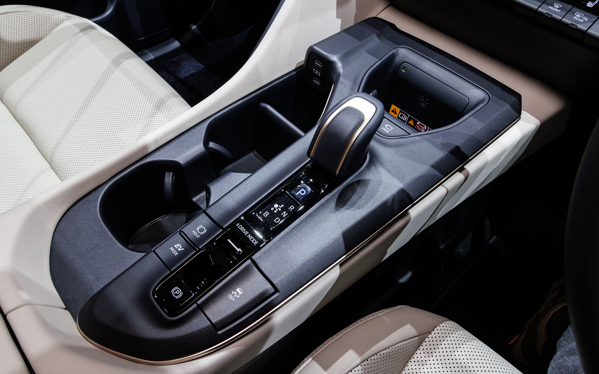 シフトまわり。EVモードのスイッチが付く