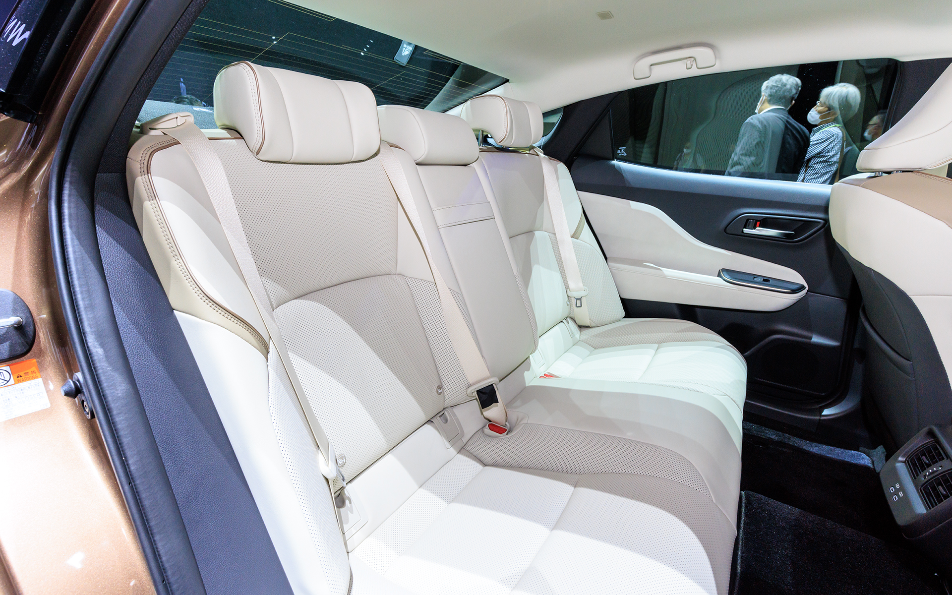 シートだけでなくルーフも同色となるので室内は明るく華やかな印象になる