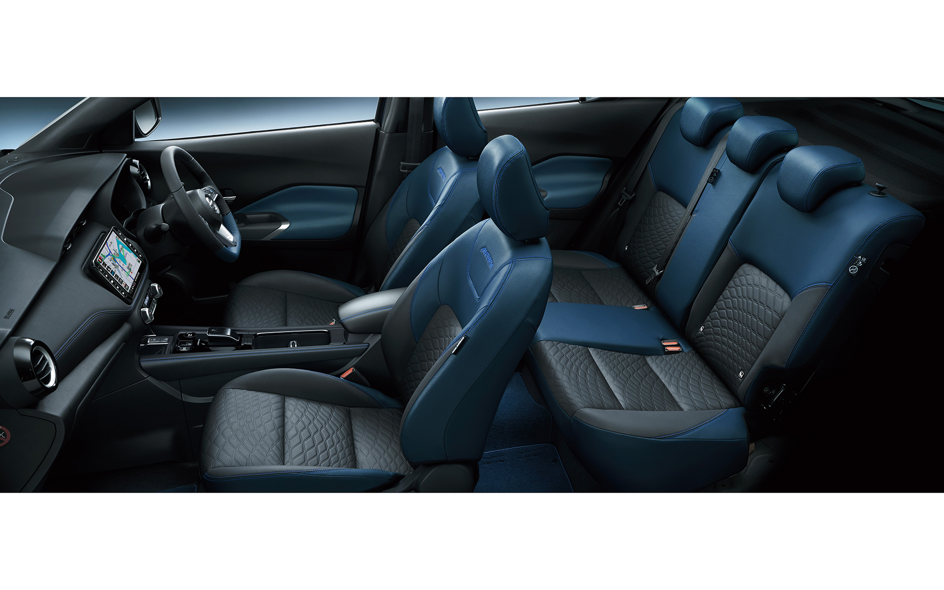 キックス AUTECHのインテリア。新たにブルーステッチを施した新デザインのセンターコンソールを採用した