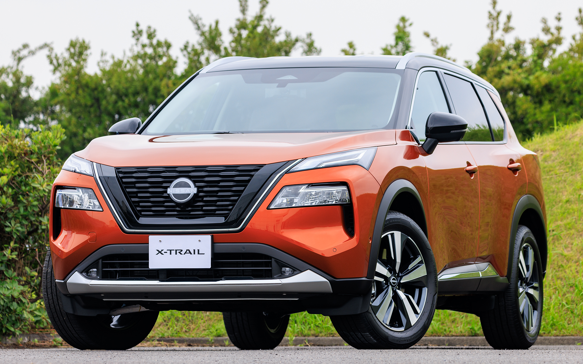 4代目となる新型「エクストレイル」。撮影車両はG e-4ORCE、ボディカラーはサンライズオレンジ/スーパーブラックの2トーン