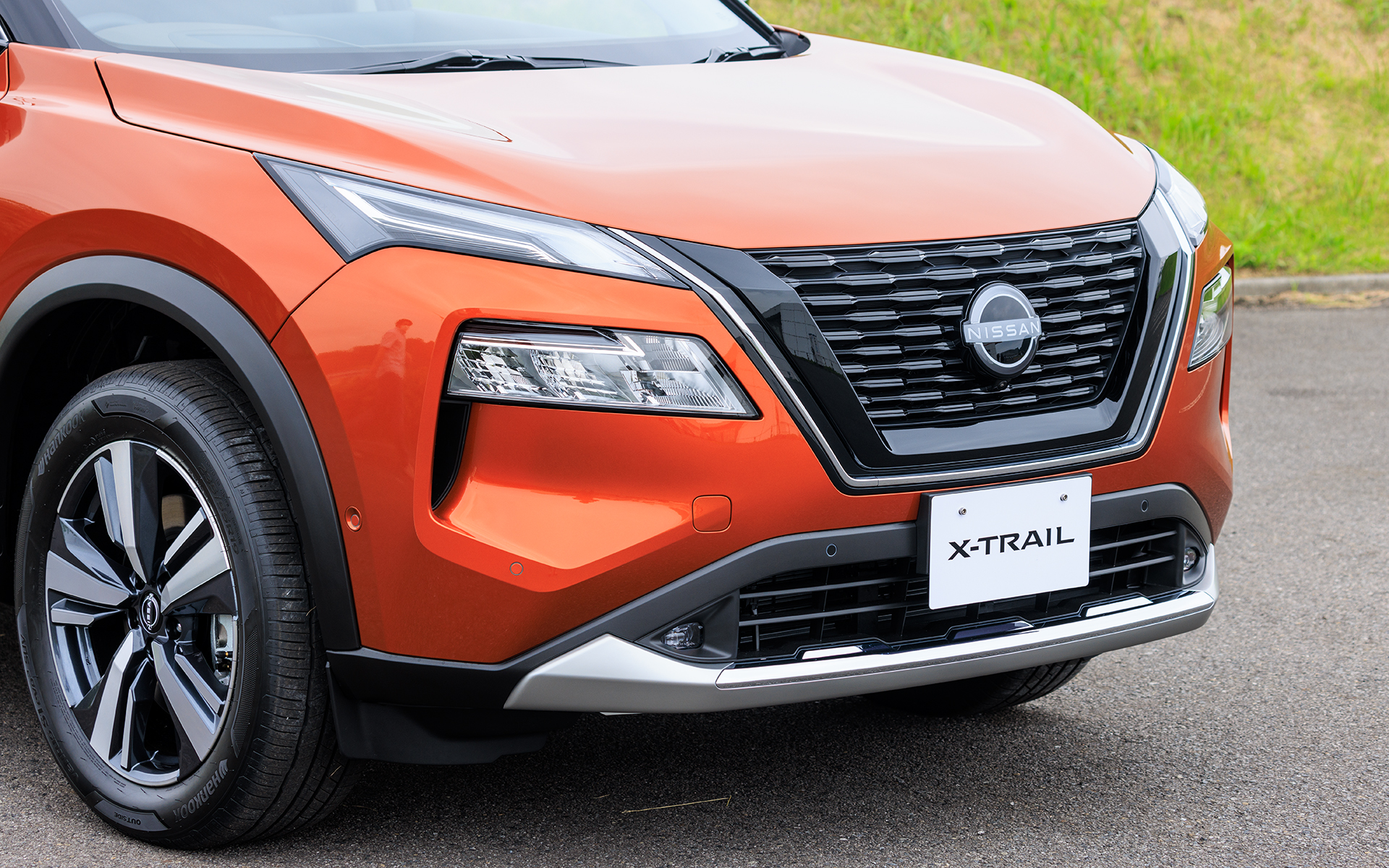 バンパーのシルバー＆クロームパーツがGグレードの特長