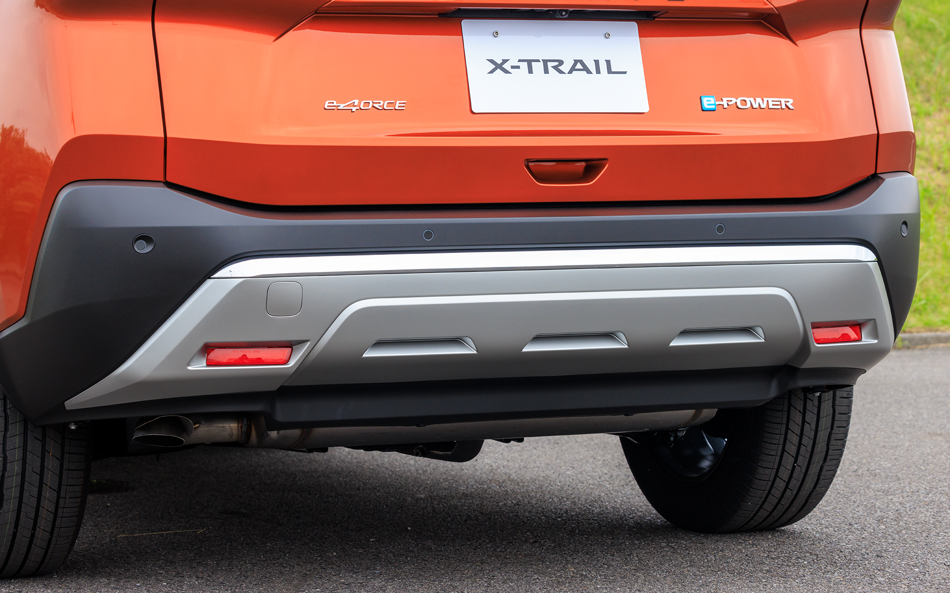 バンパーのシルバー＆クロームパーツがGグレードの特長