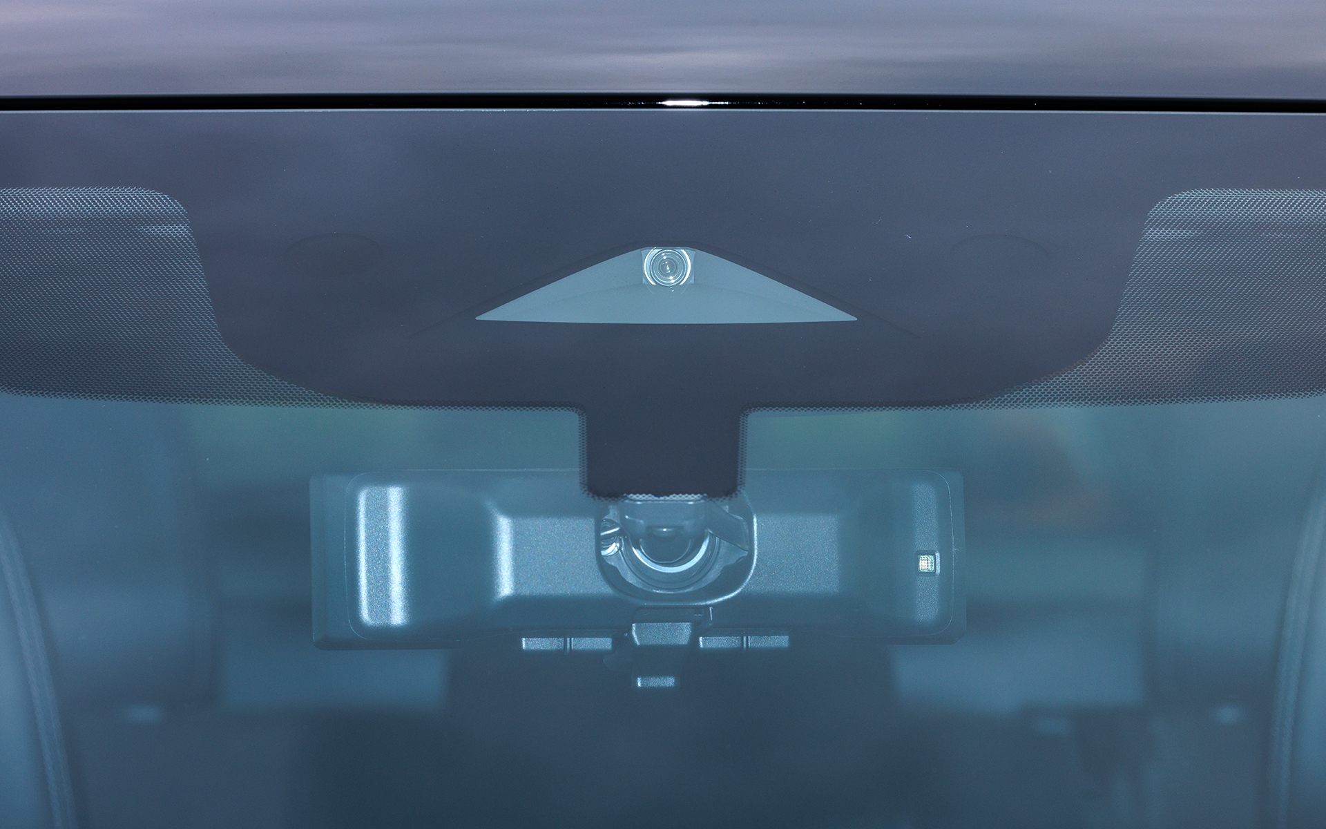 フロントガラス上部には単眼カメラを装備。プロパイロットはSグレードを除き標準