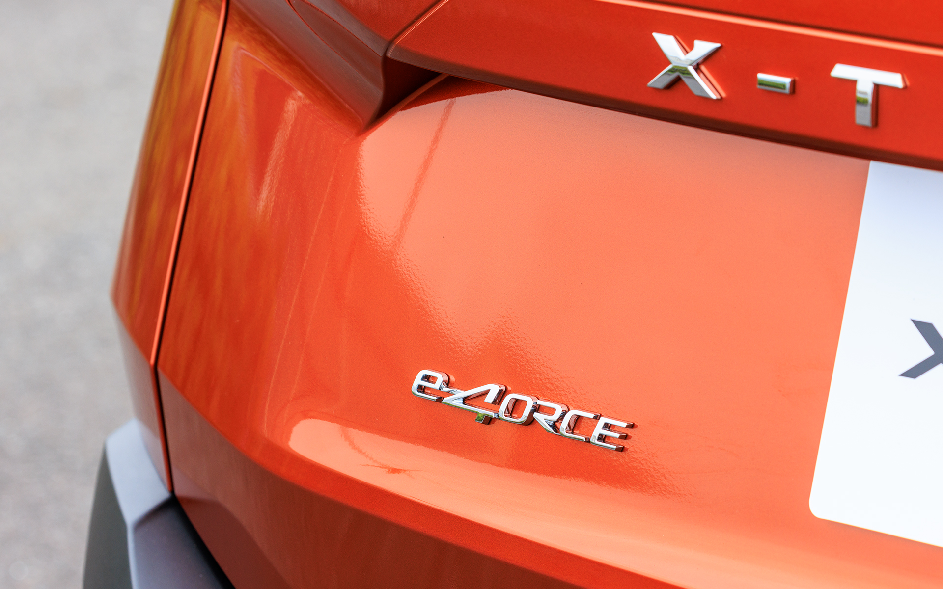 バックドア下部にe-4ORCEのバッヂが付く