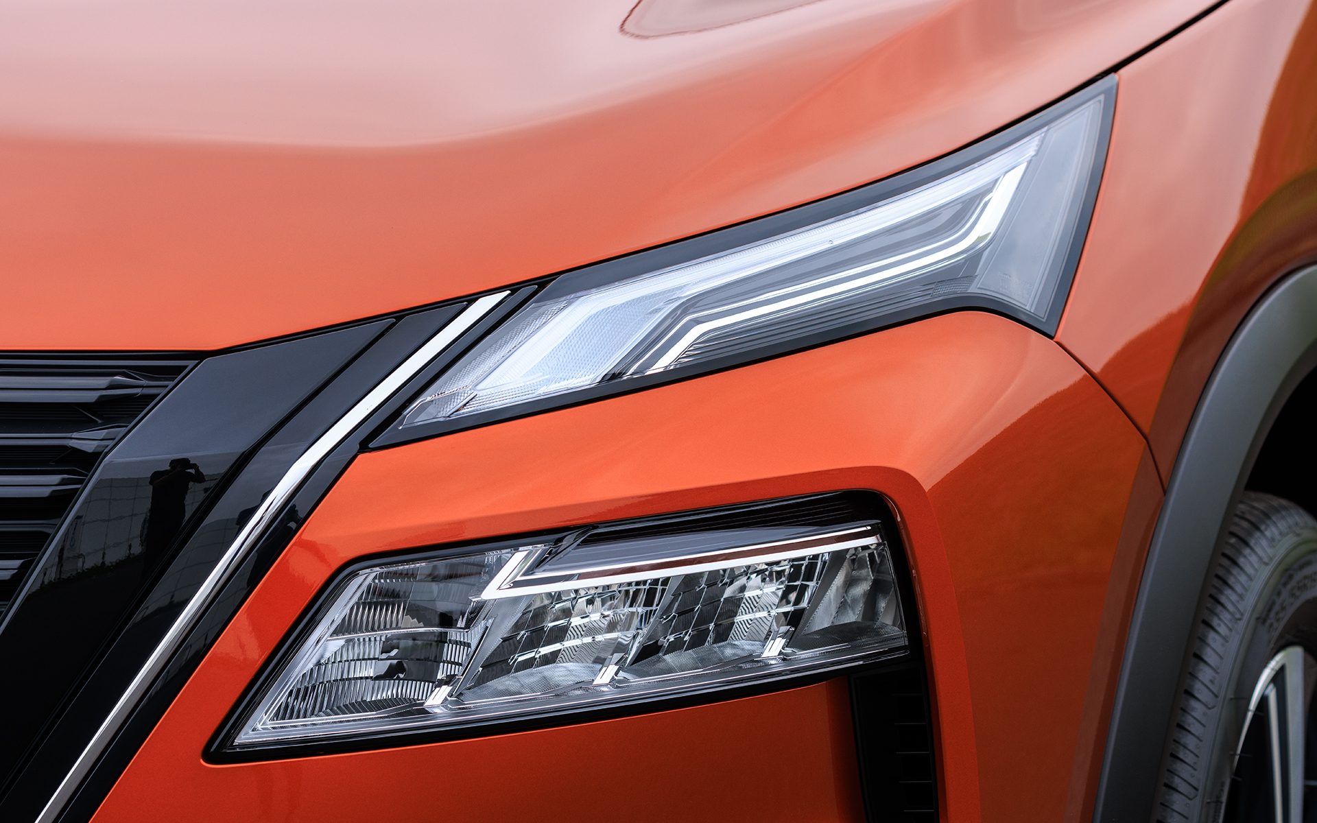 LEDヘッドライトが標準。上部はポジションランプとターンランプ。アダプティブLEDヘッドライトシステムはメーカーオプション